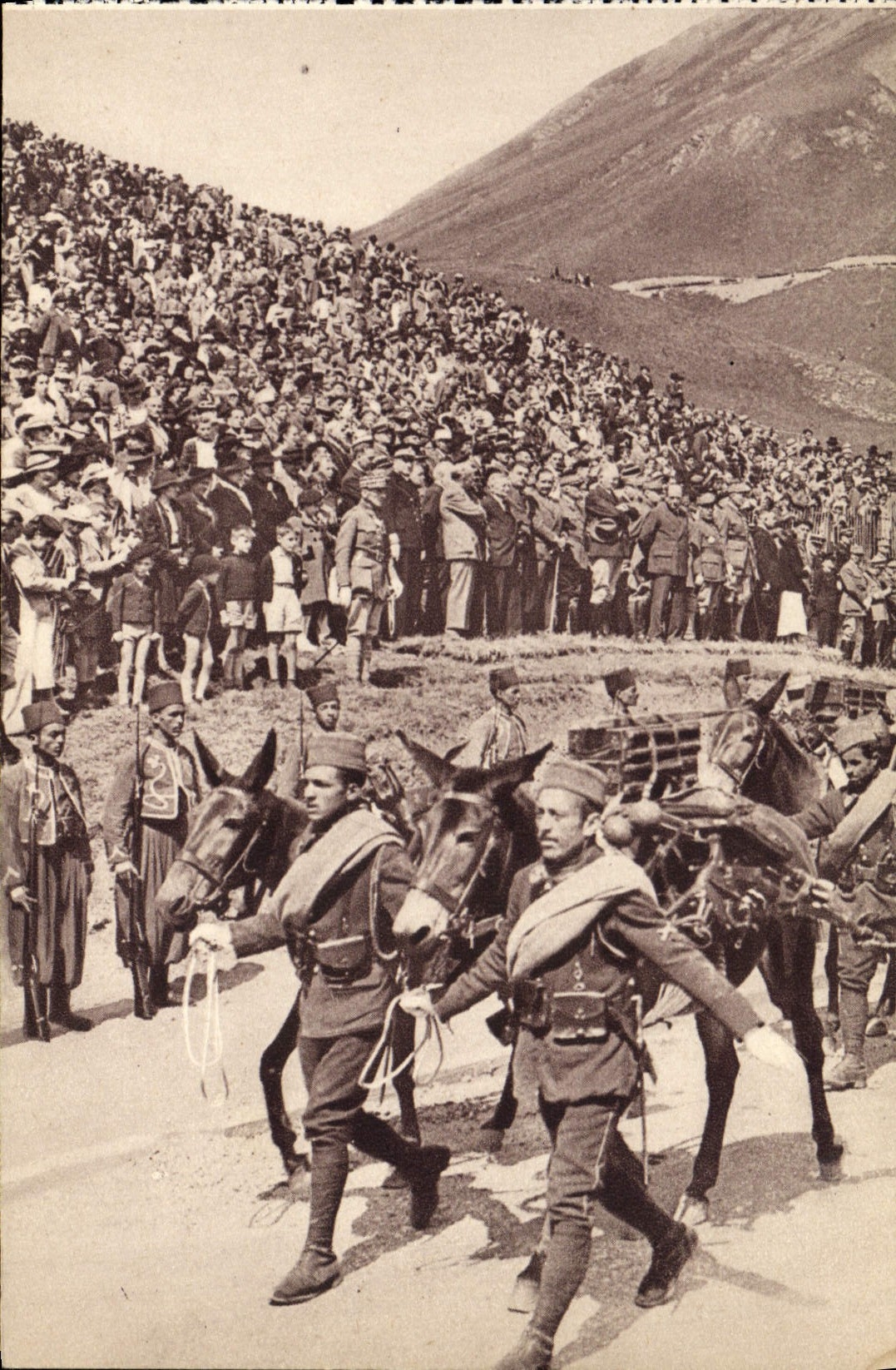 CPA Des Milliers De Francais Sont Montes au col du Lautaret pour y acclamer l'armee Militaria