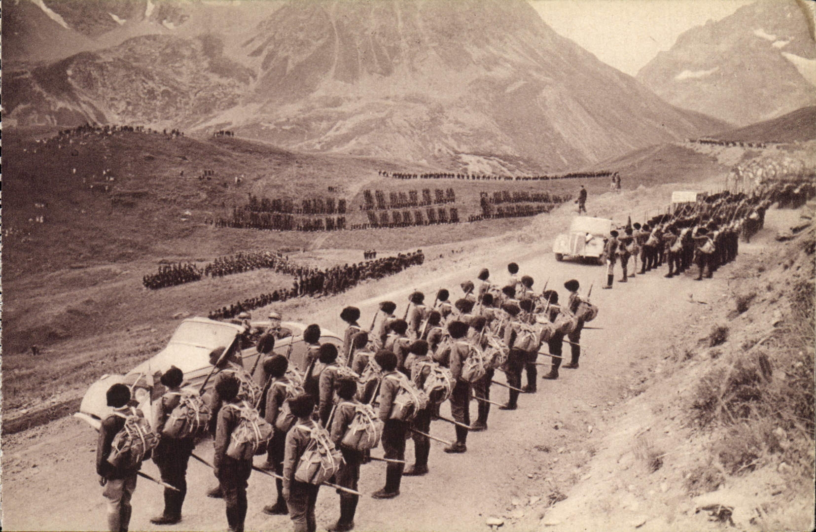 CPA Manoeuvres Du Galibier 1938 La Revue Finale Militaria Chasseurs alpins
