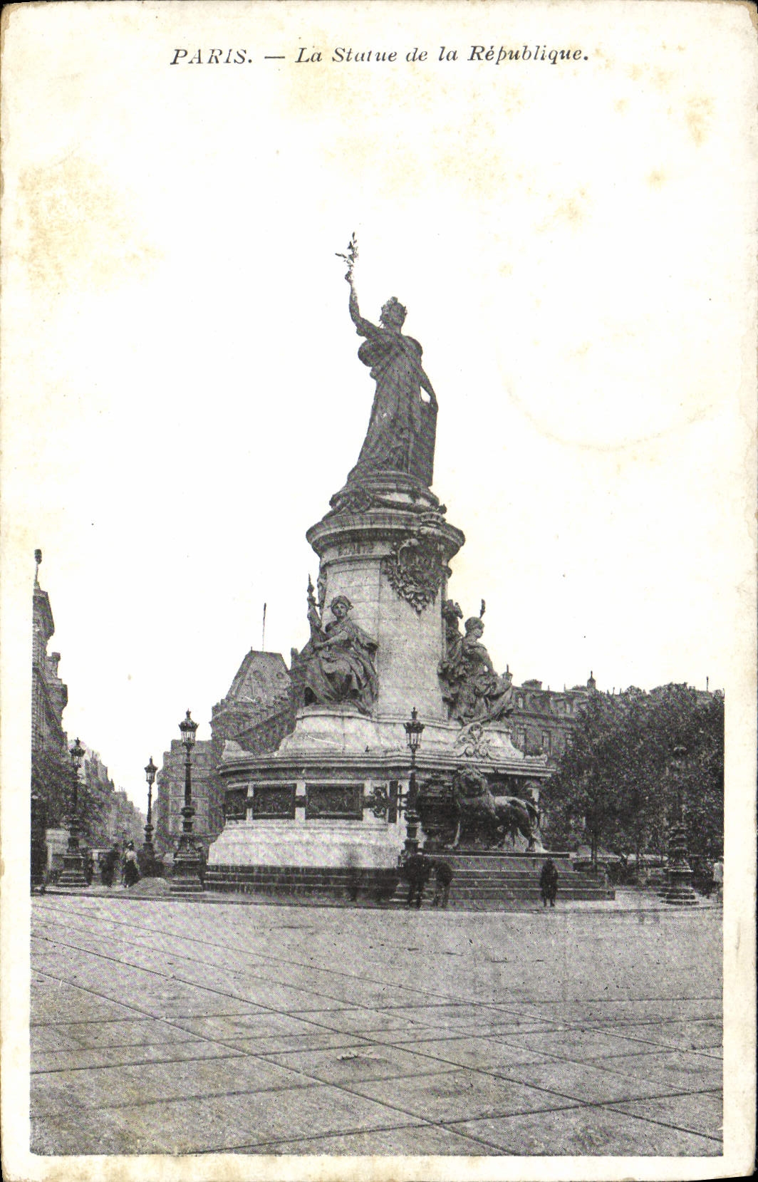 CPA Paris La Statue de la Republique