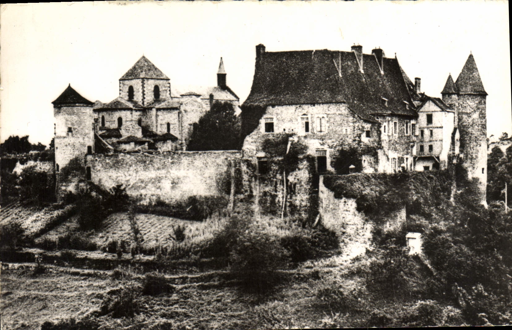 CPM Chantelle Le Chateau L'Abbaye Ex Chateau des Bourbons