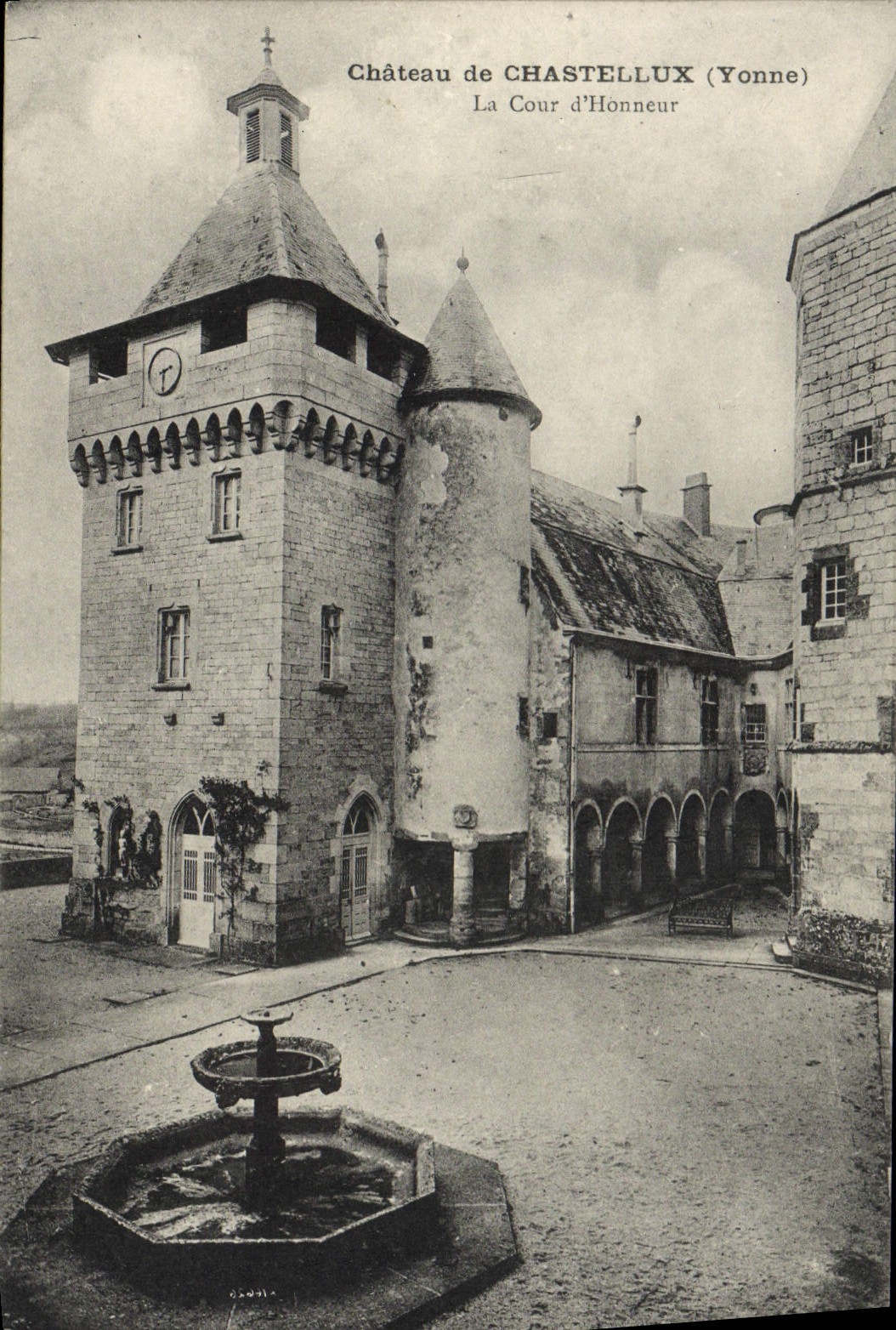 VINTAGE POSTCARD Castle of Chastellux Main courtyard
