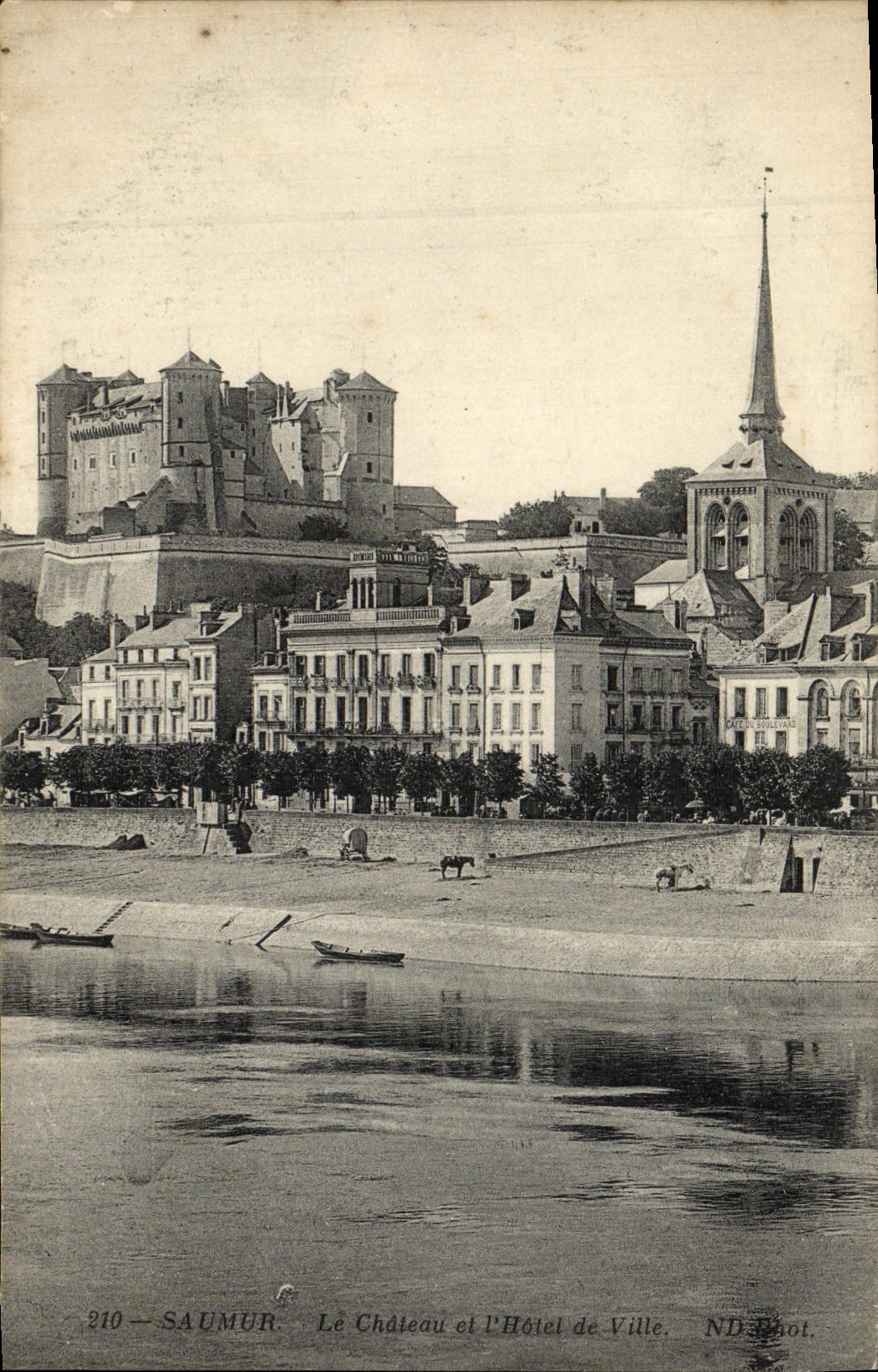 VINTAGE POSTCARD Saumur the Castle And the Town hall