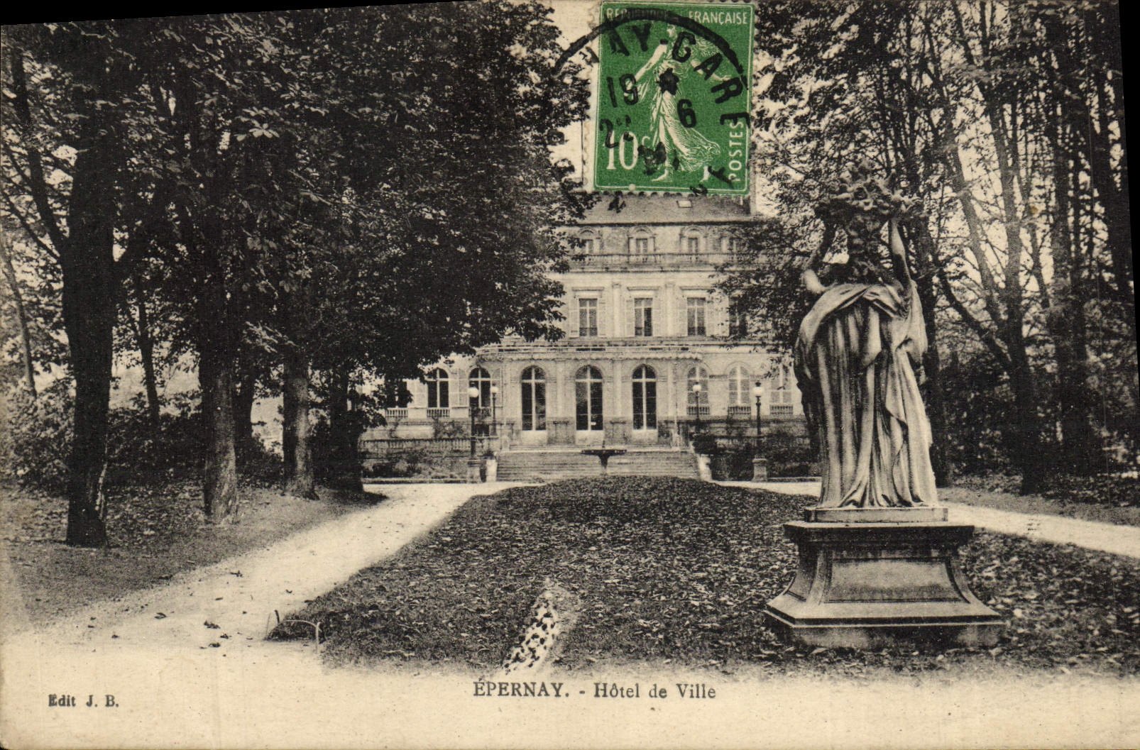 VINTAGE POSTCARD Epernay Town hall