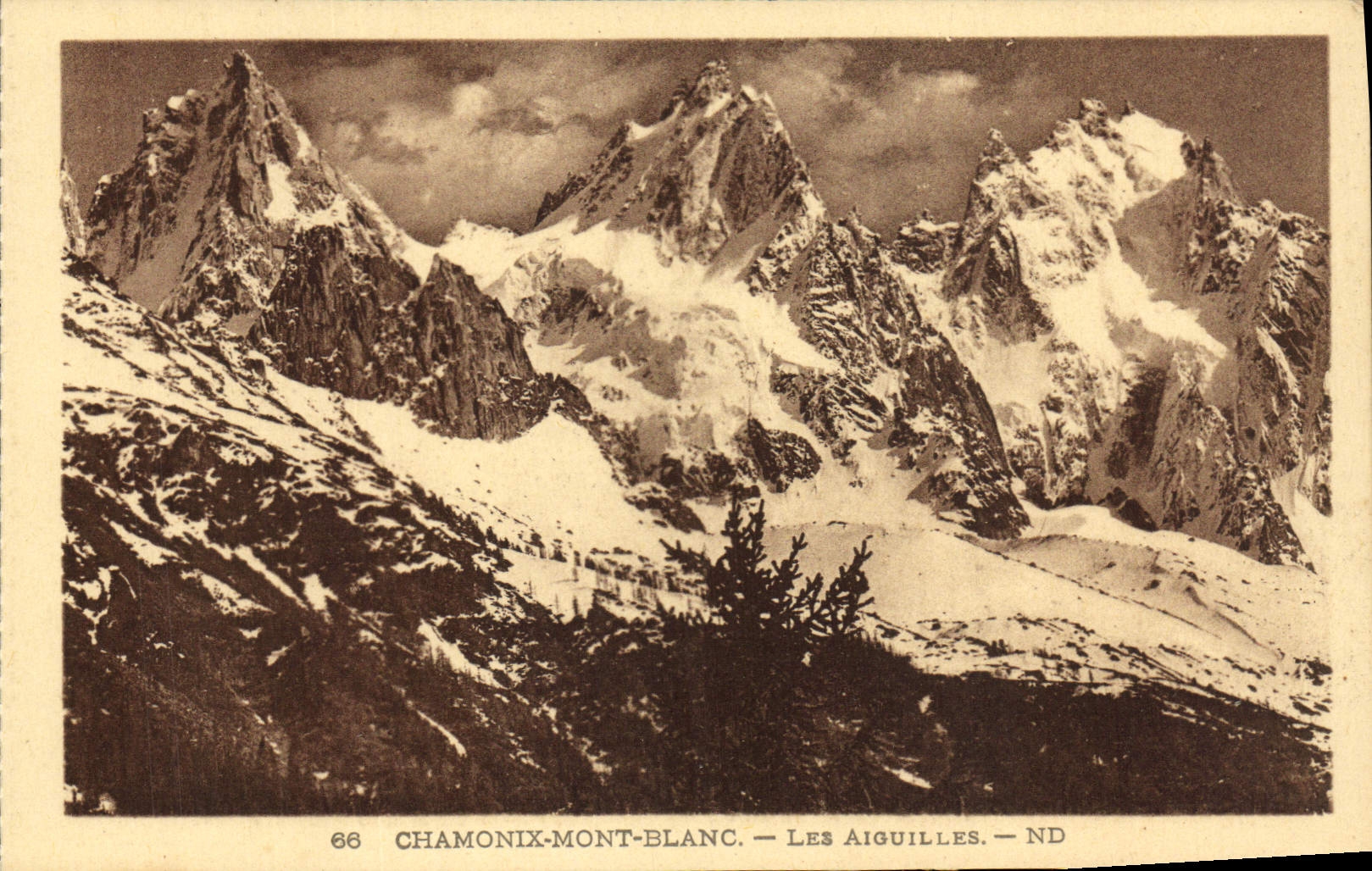 CPA Chamonix Le Mont Blanc Les Aiguilles