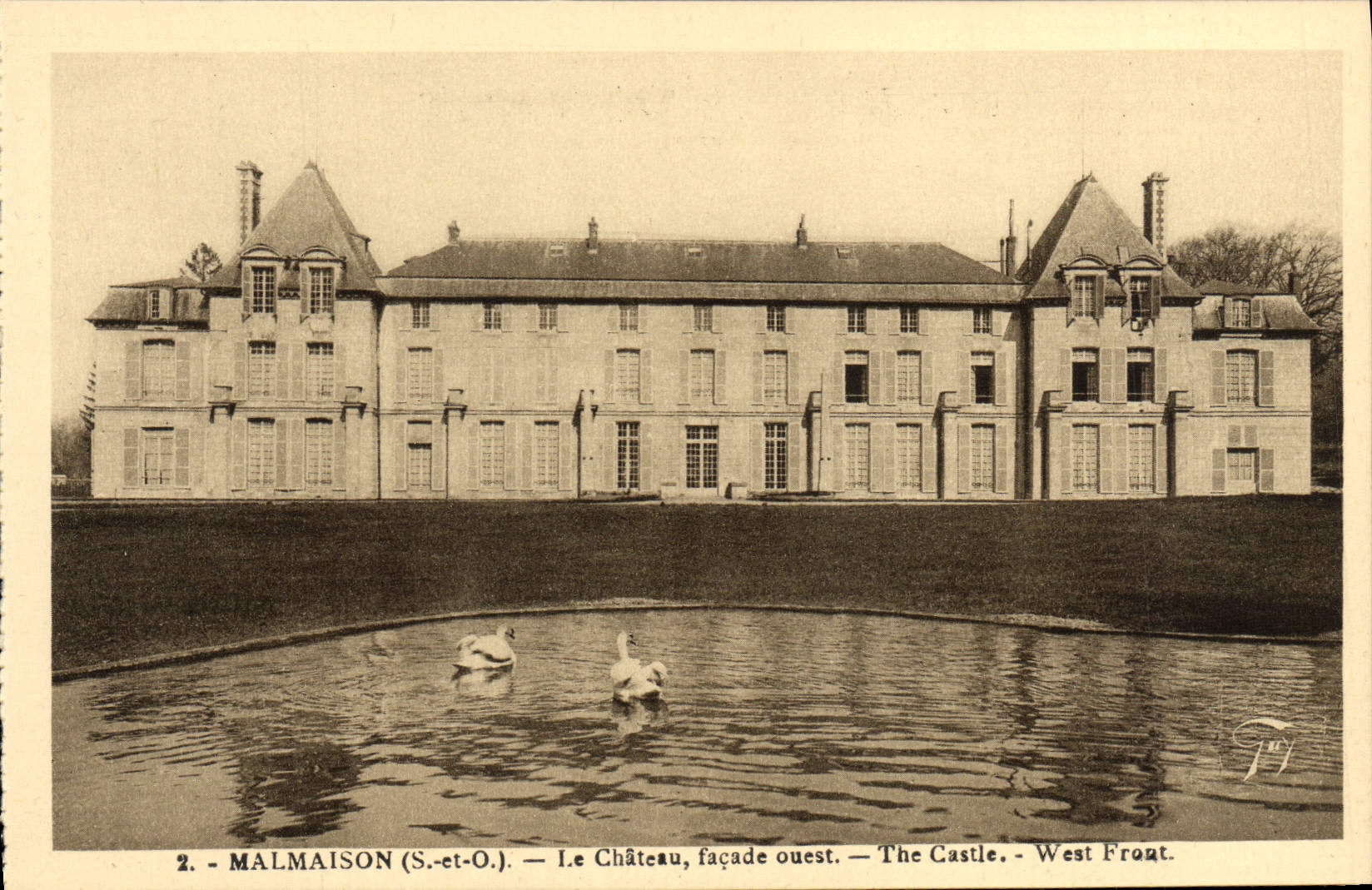 CPA Malmaison Le Chateau Facade est et Cour d'Honneur