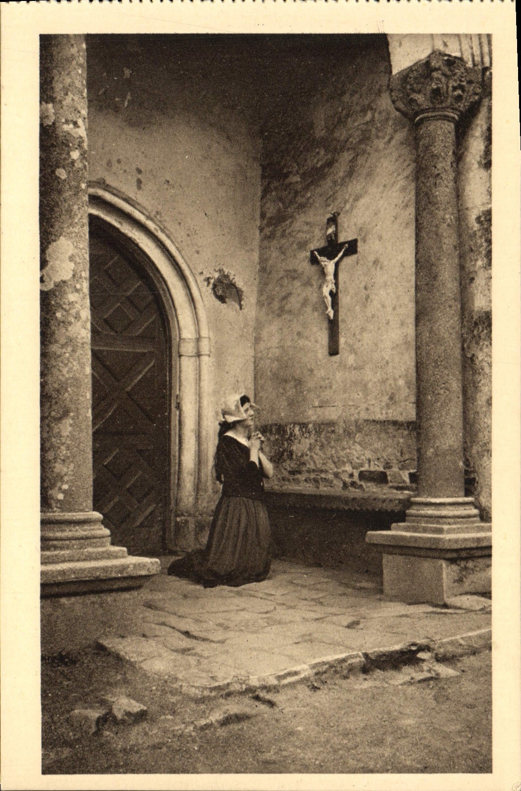 VINTAGE POSTCARD Jeanne of arc In the Church De Domremy
