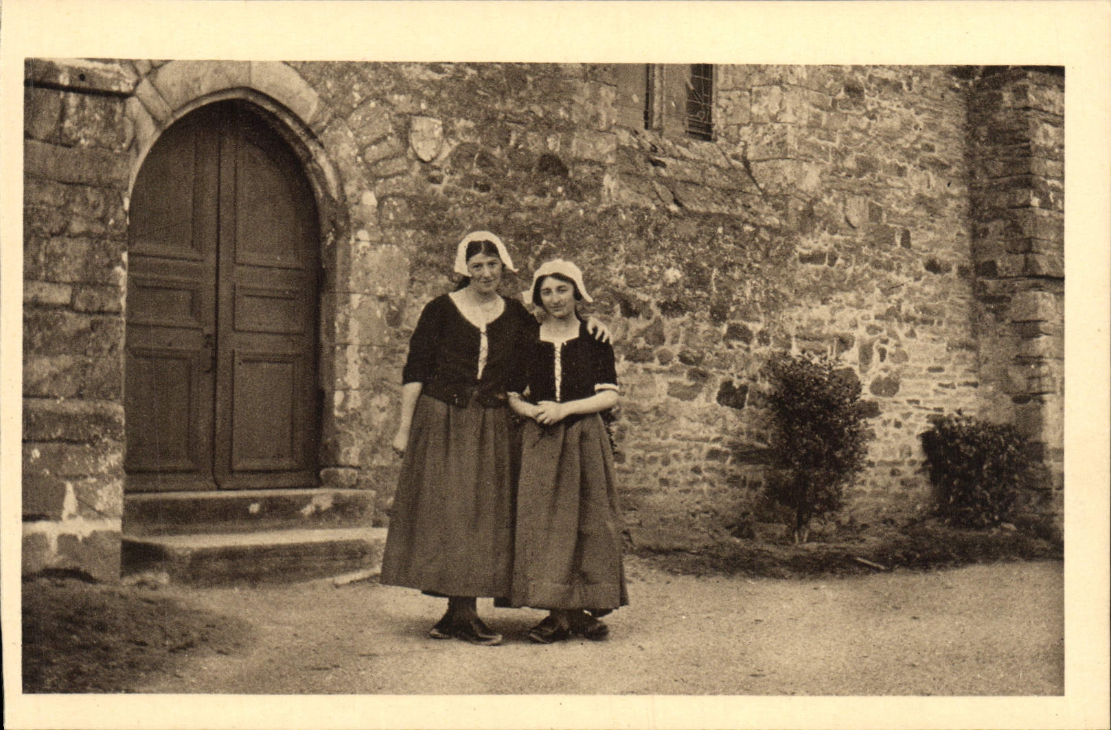 CPA Jeanne d'arc Jeanne Et Mengette Pres De l'Eglise