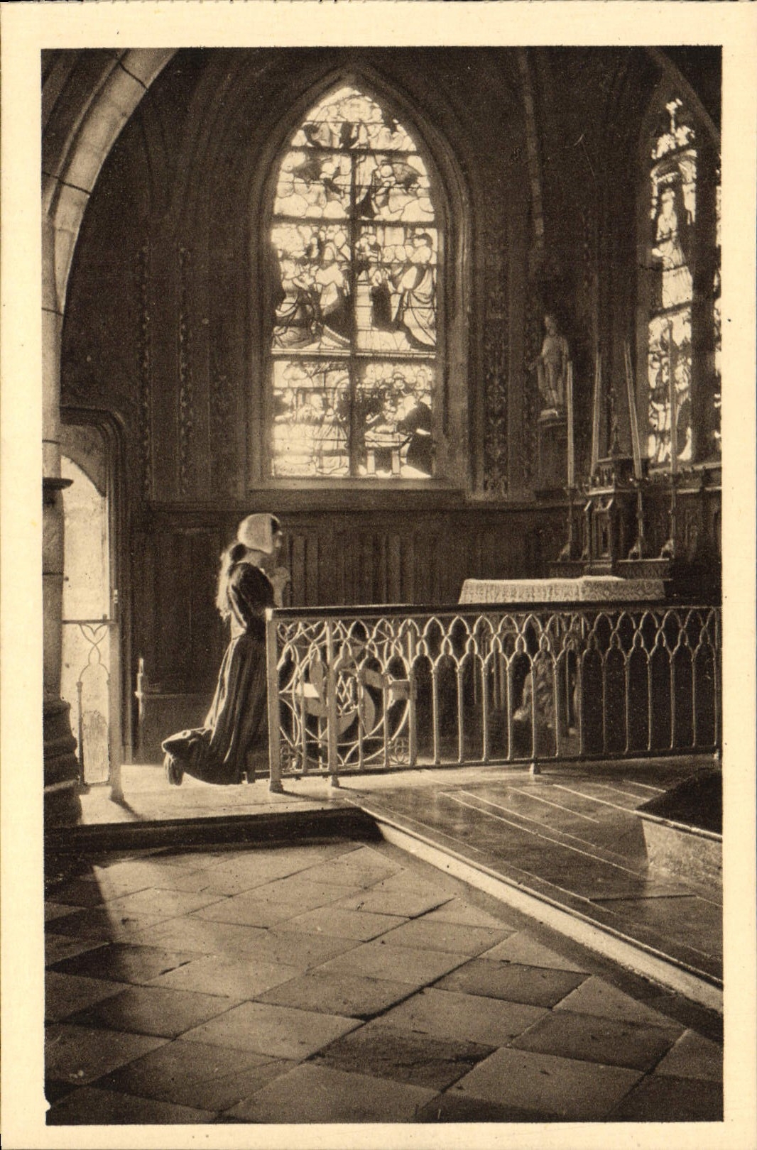 CPA Jeanne d'arc Jeanne En Priere A Notre Dame Des Voutes