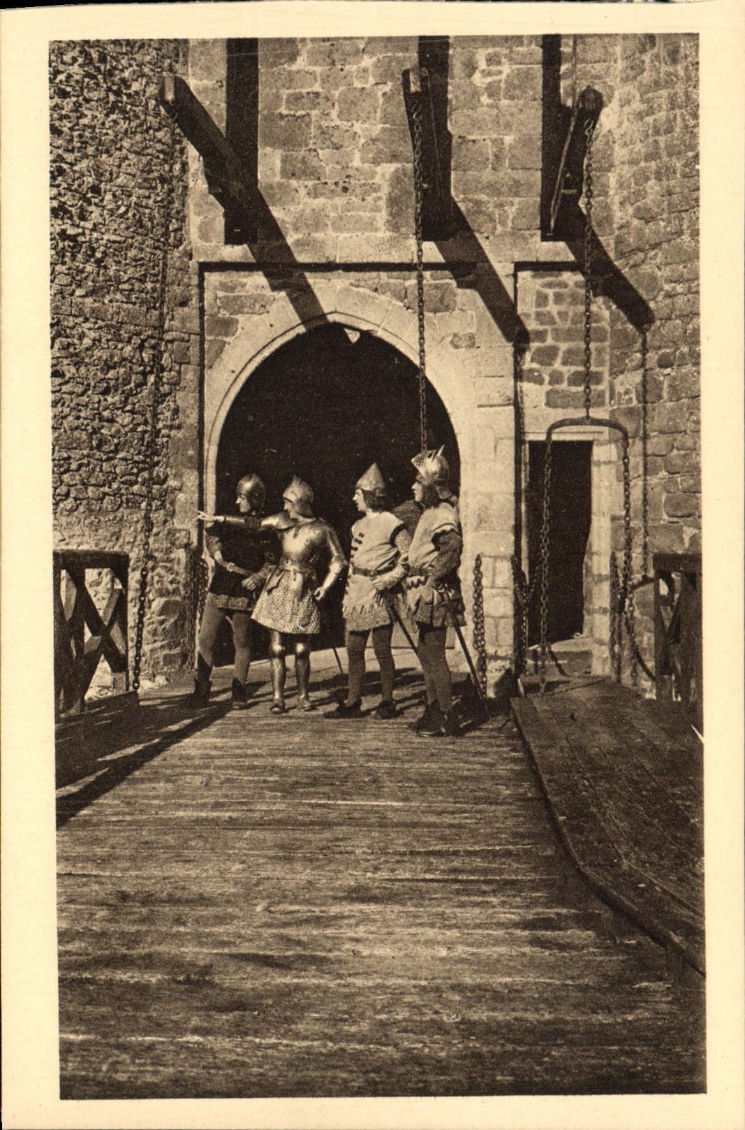 VINTAGE POSTCARD Jeanne of arc Jeanne In the middle of the Men-at-arms