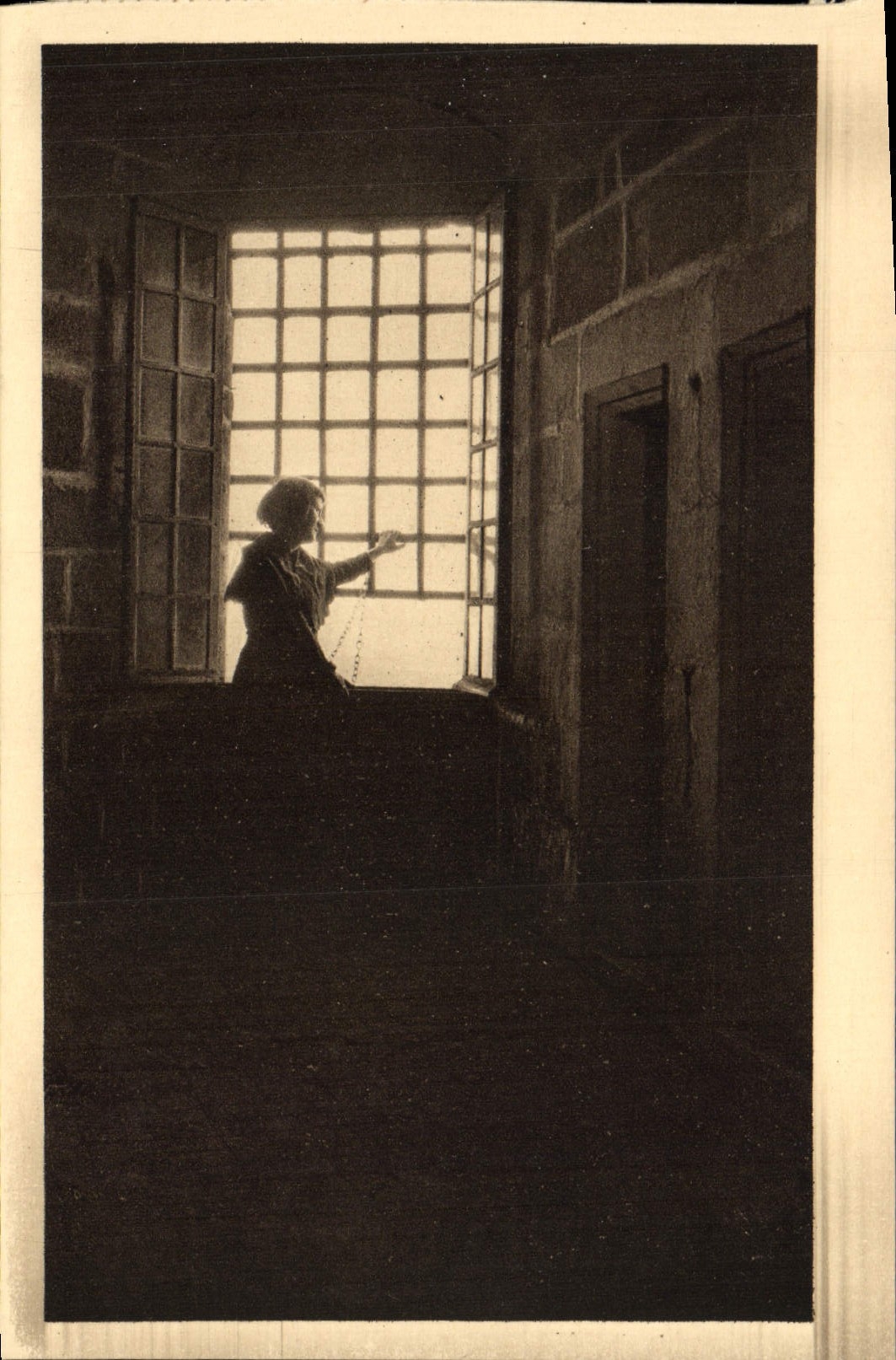 VINTAGE POSTCARD Jeanne of arc Jeanne Prisonniere