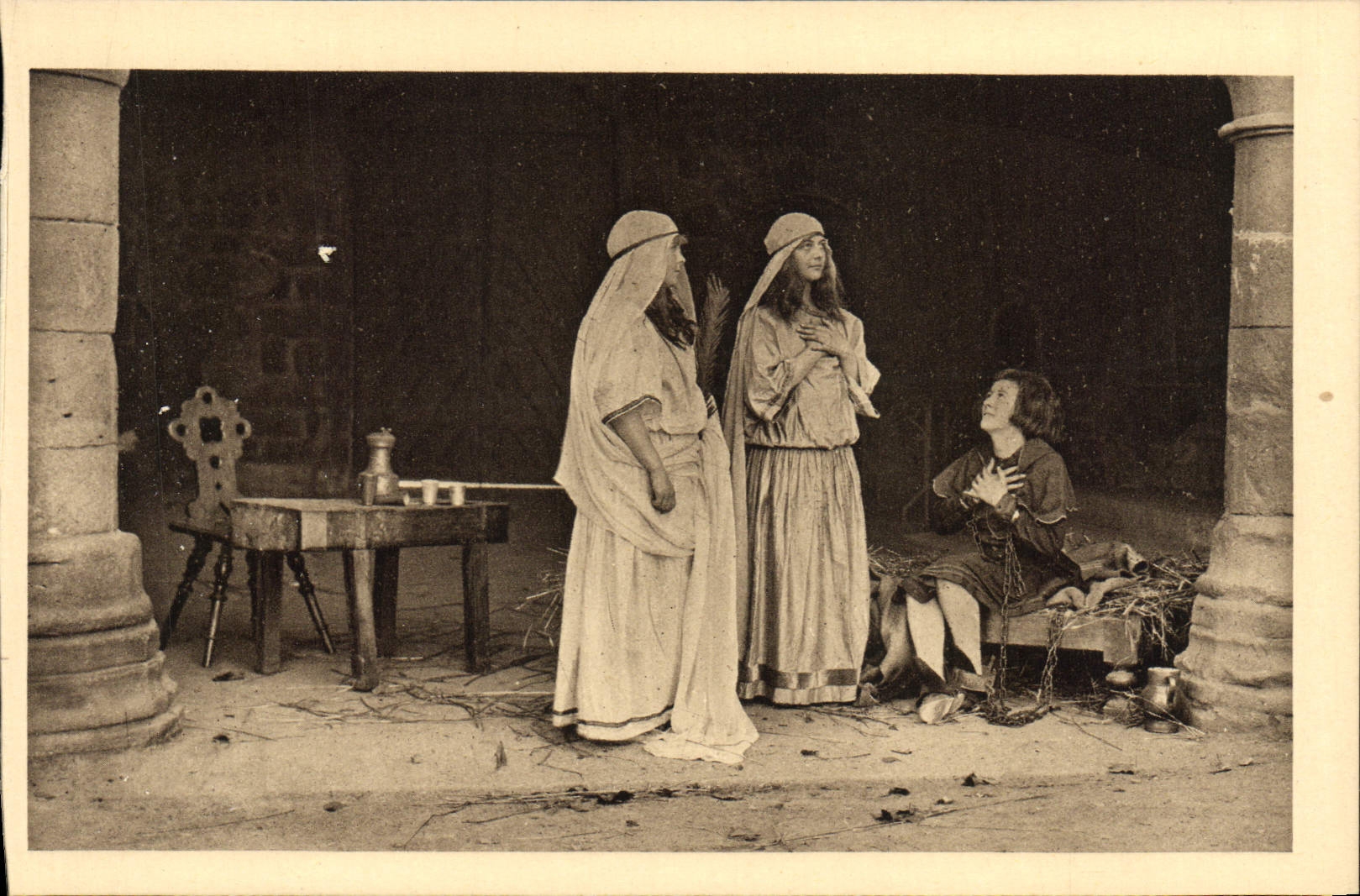 VINTAGE POSTCARD Jeanne of arc Saintes Comfort Jeanne In Her Prison