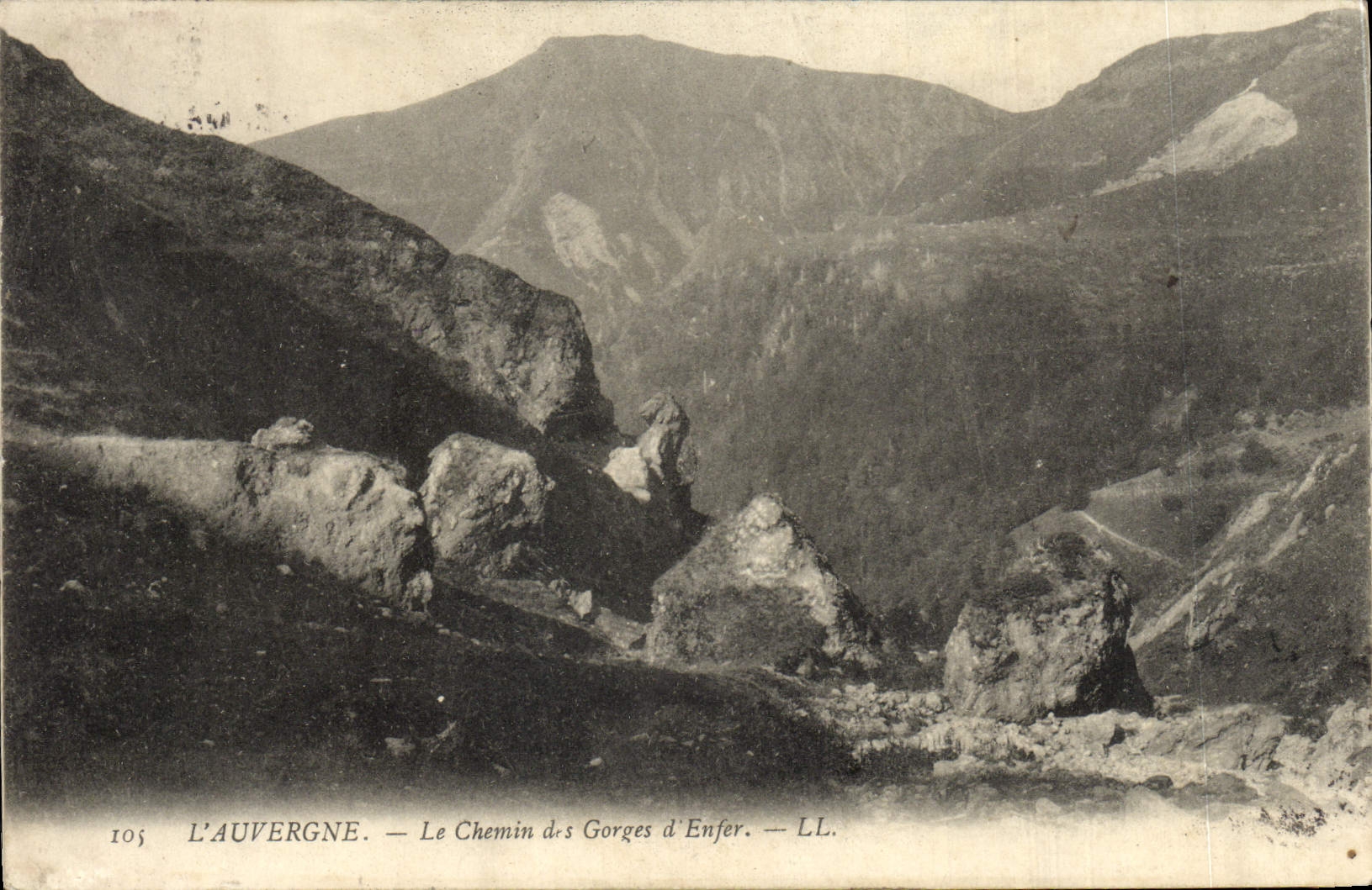 CPA L'Auvergne Le Chemin Des Gorges D'Enfer