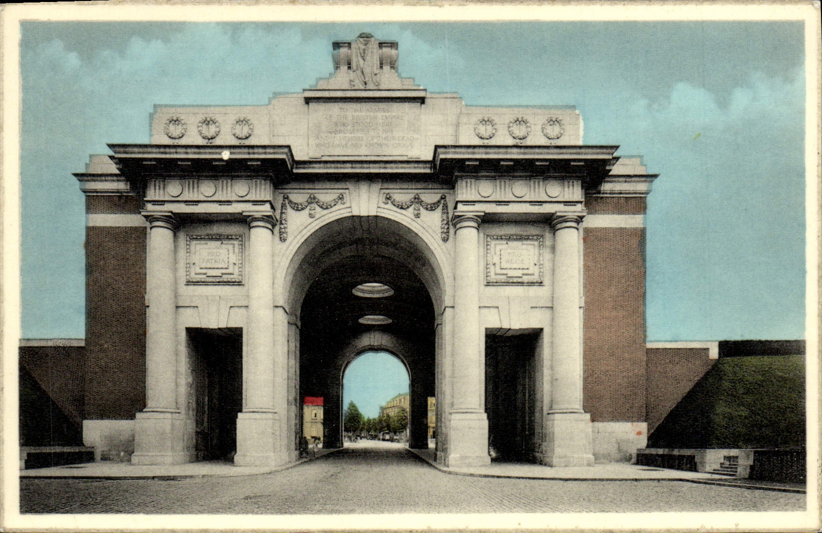 CPA Ypres Porte De Menin Memorial Des Heros