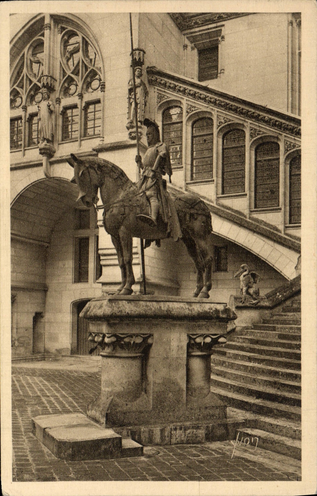 CPA La Douce France Chateau De Pierrefonds Statue Du Duc d'Orleans