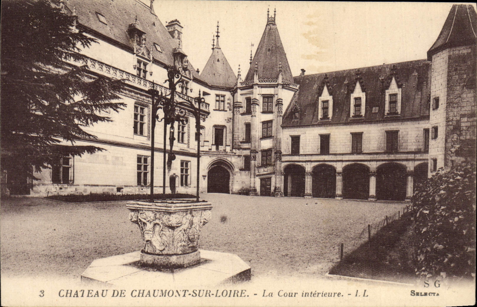 CPA Chateau De Chaumont Sur Loire La Cour Interieure