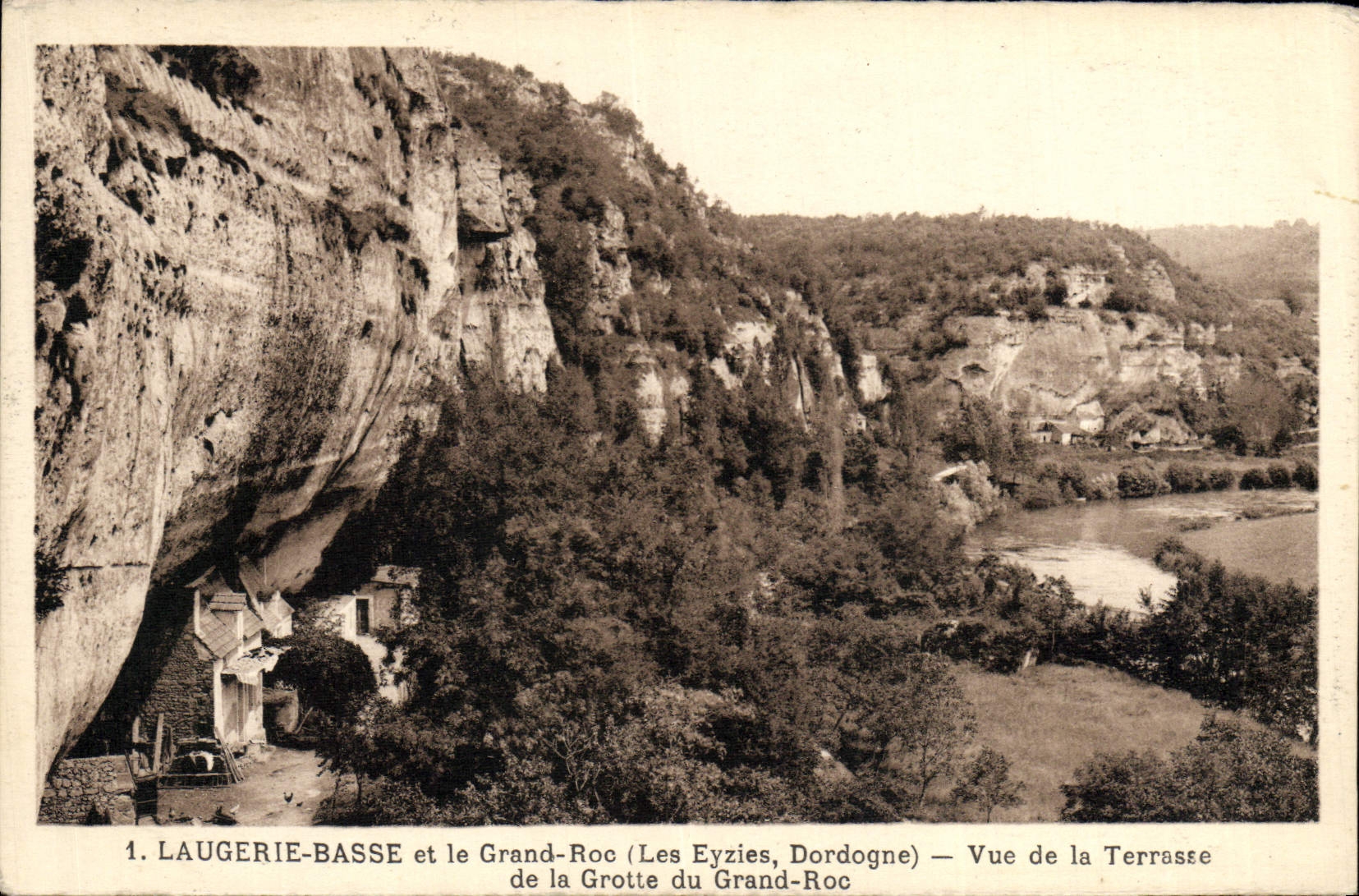 CPA Laugerie Basse Et Le Grand Roc Vue De La Terrasse De La Grotte Du Grand Roc Les Eyzies