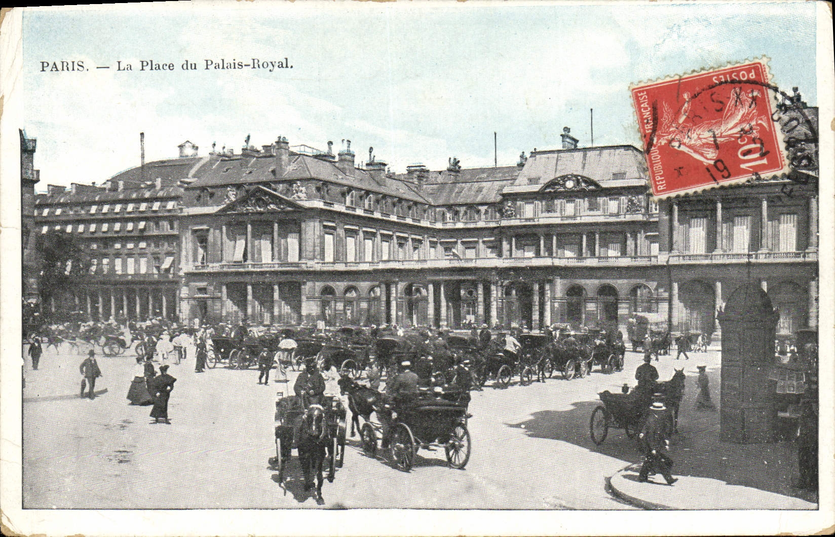 CPA Paris La Place Du Palais Royal