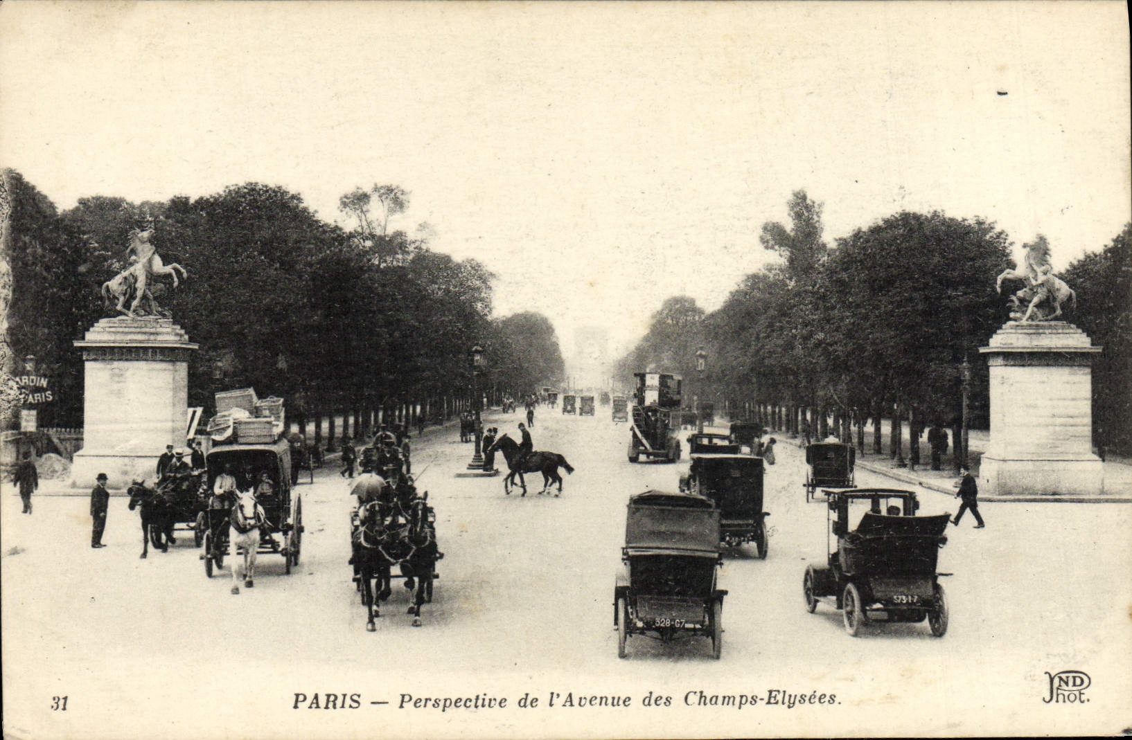 CPA Paris Perspective De l'avenue Des Champs Elysees