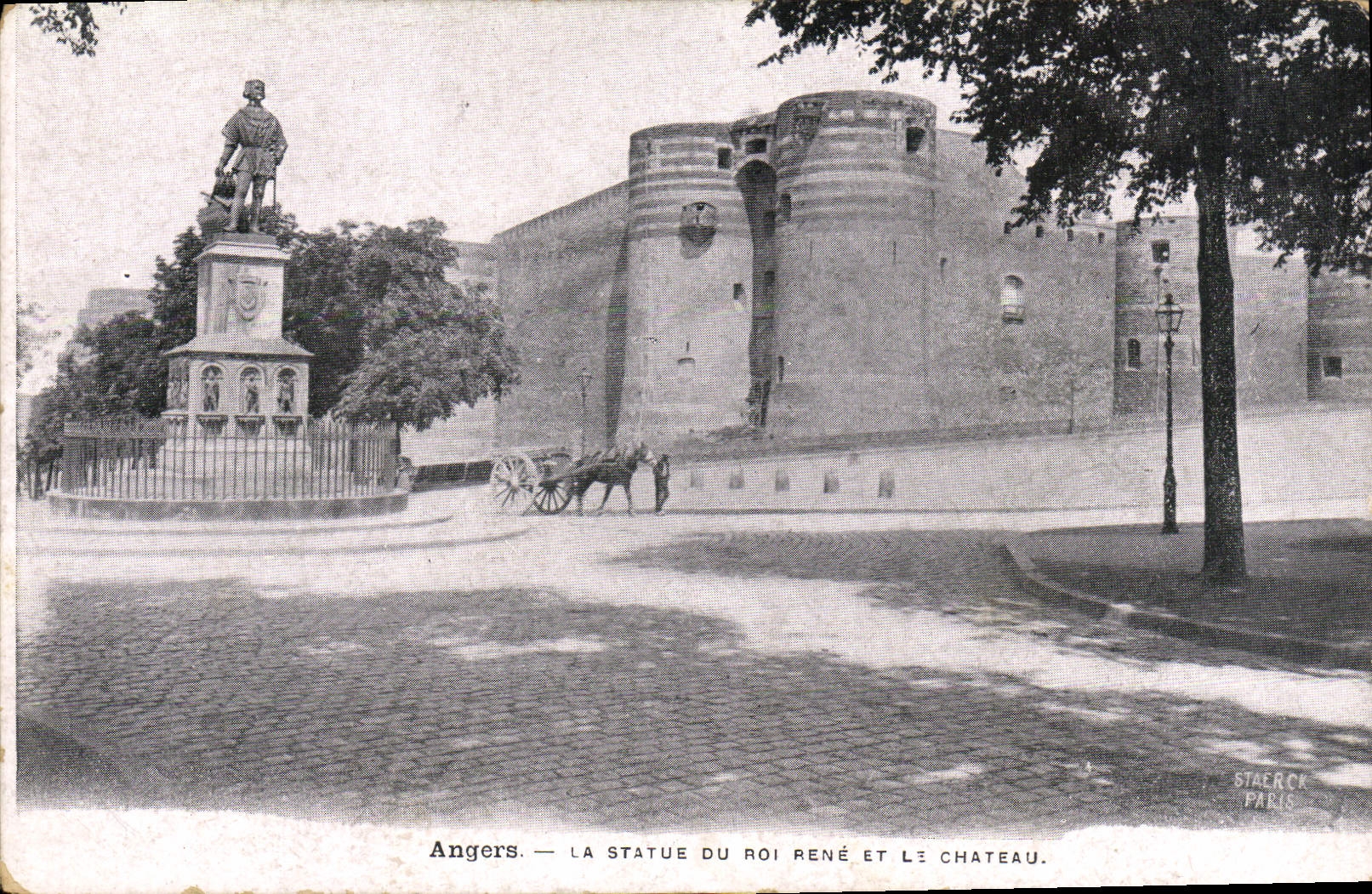 CPA Angers La Statue Du Roi Rene Et Le Chateau