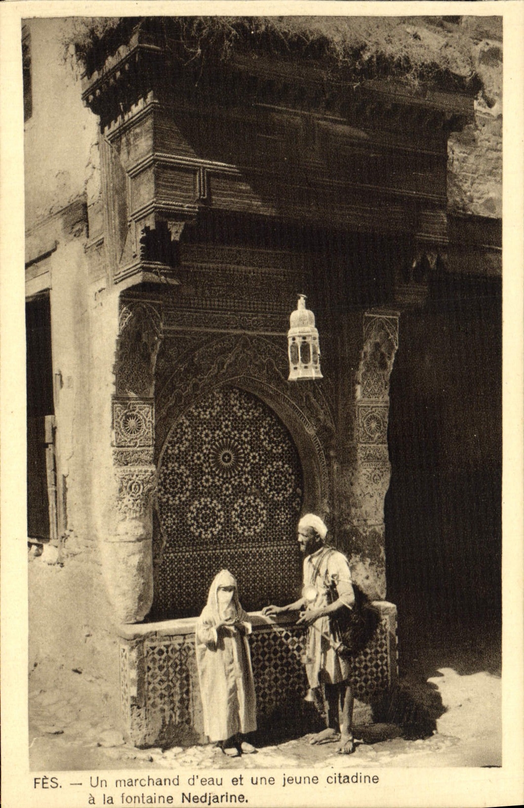 POSTAL Fes de la VENDIMIA un comerciante del agua y una persona joven de la ciudad con la fuente de Nedjarine