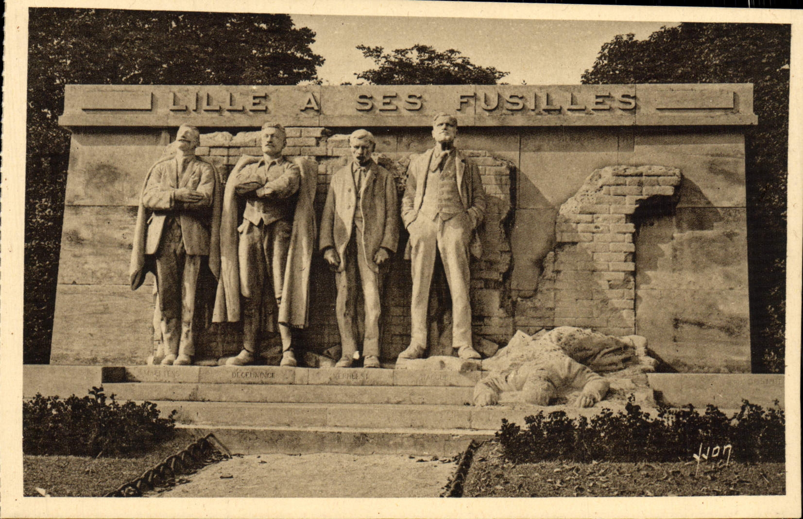 CPA Lille Monument Des Fusilles Militaria