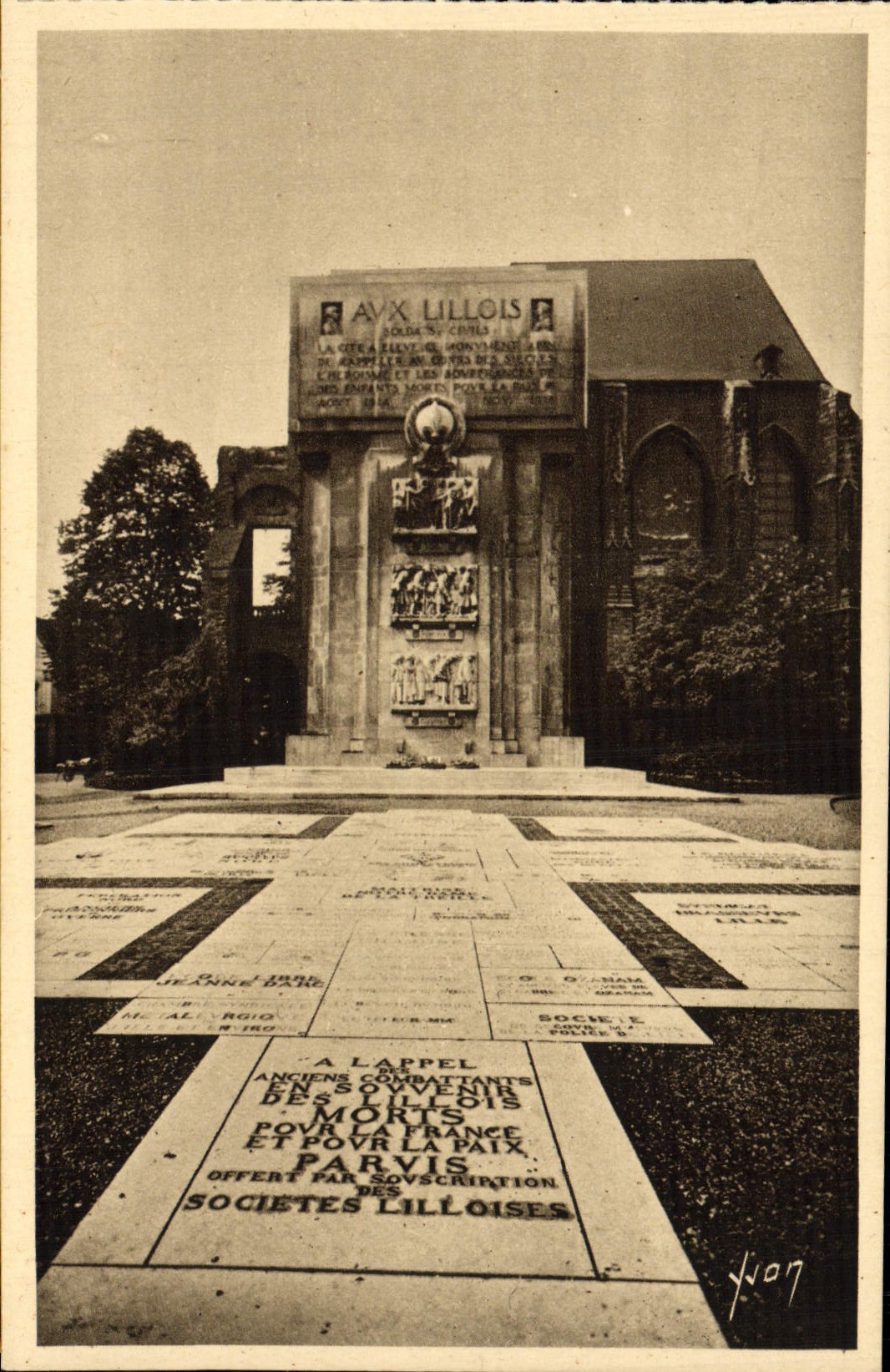 VINTAGE POSTCARD Lille the War memorial Militaria