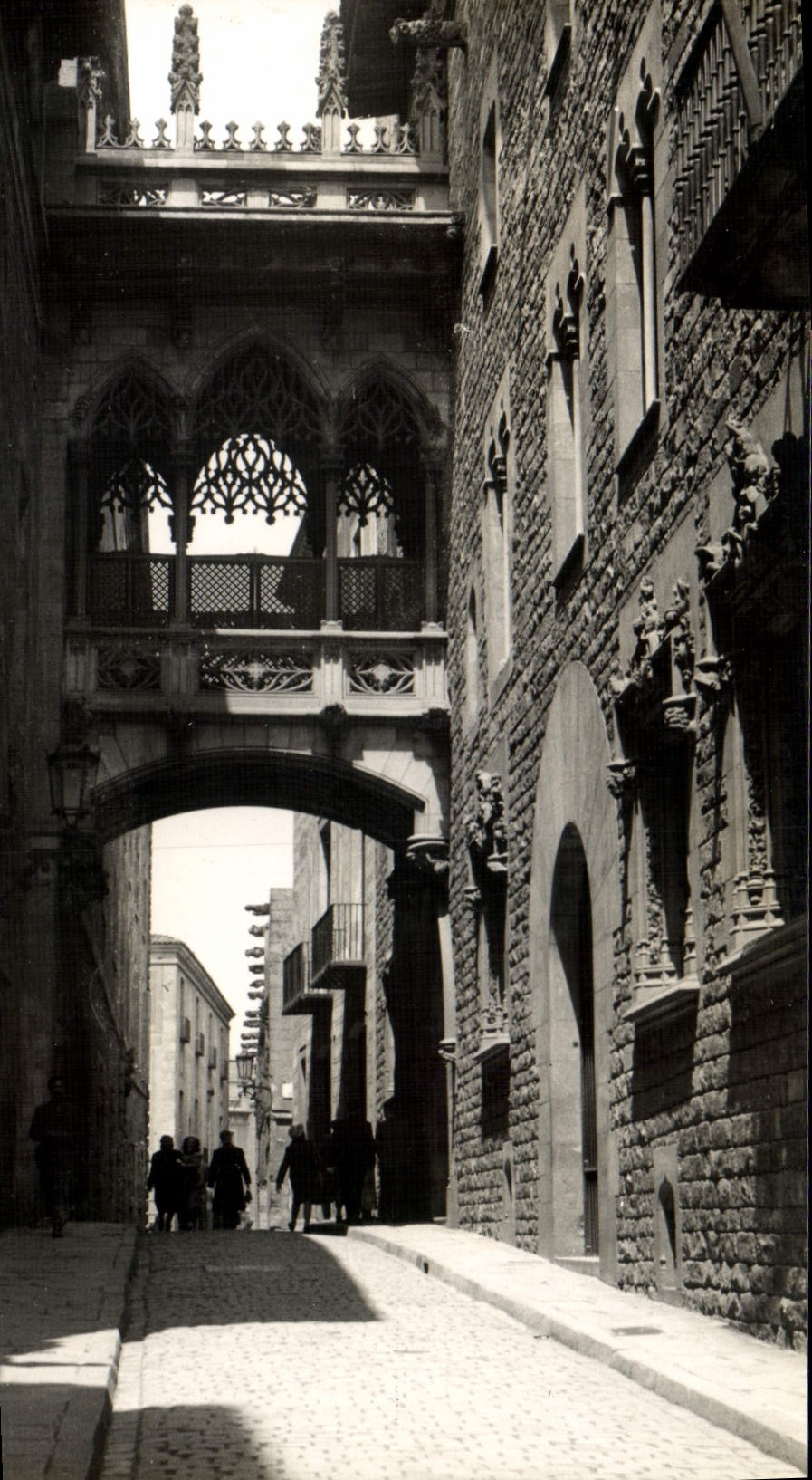 La POSTAL Barcelona de la VENDIMIA fija a Del Obisao Rue del obispo