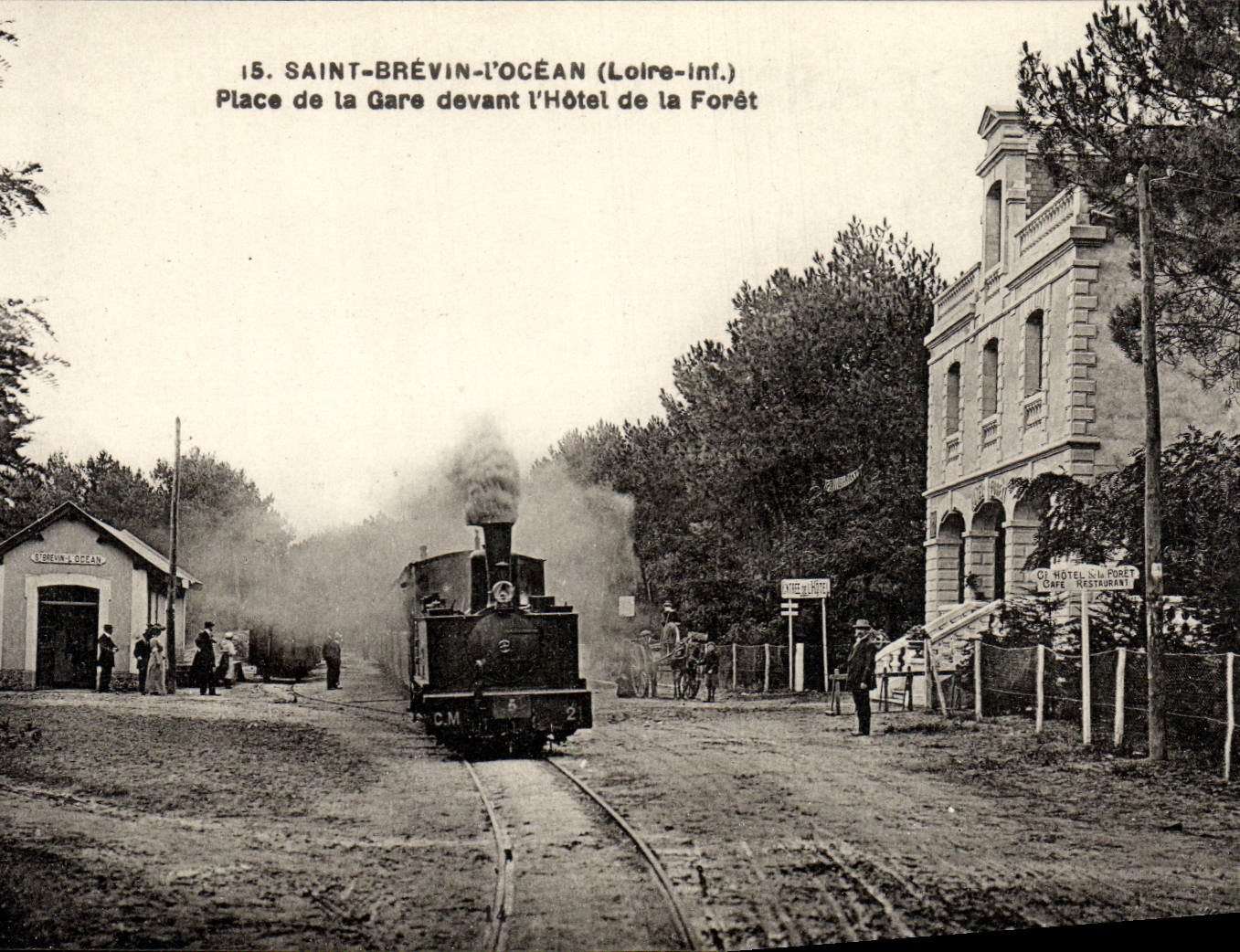 CPA Saint Brevin l'ocean Place De La Gare Devant l'Hotel De Foret Train TOP