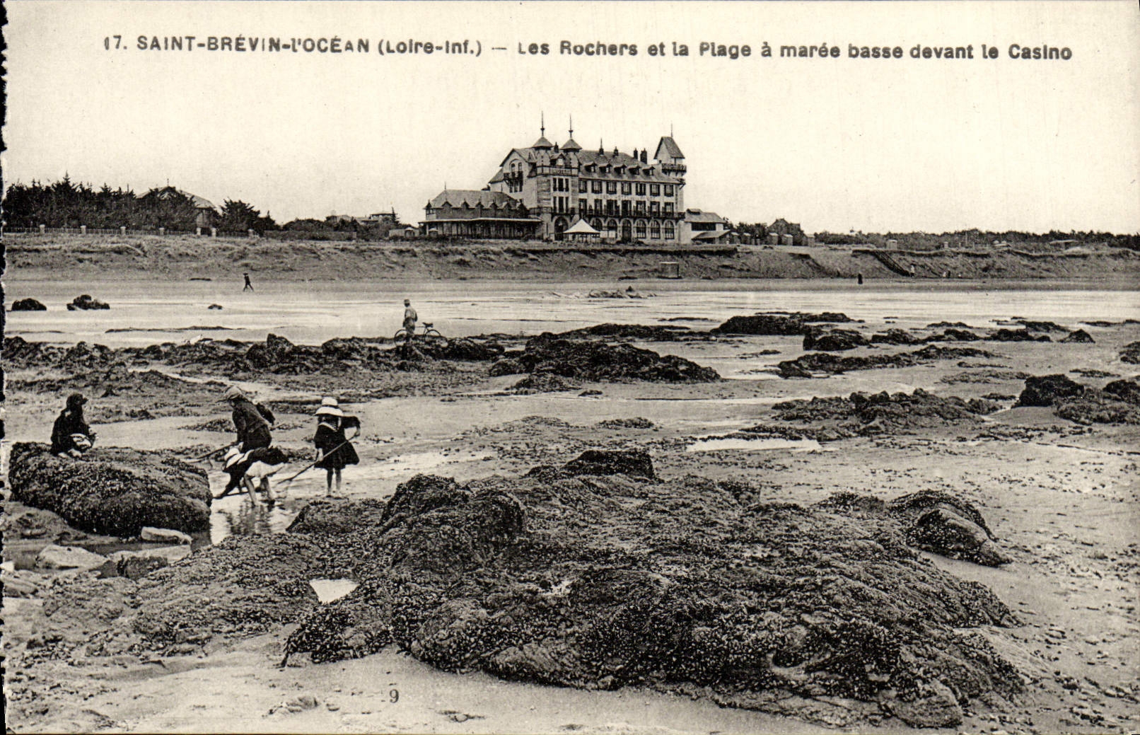 La POSTAL Brevin santo de la VENDIMIA el océano las rocas y la playa tiene marea baja delante del casino