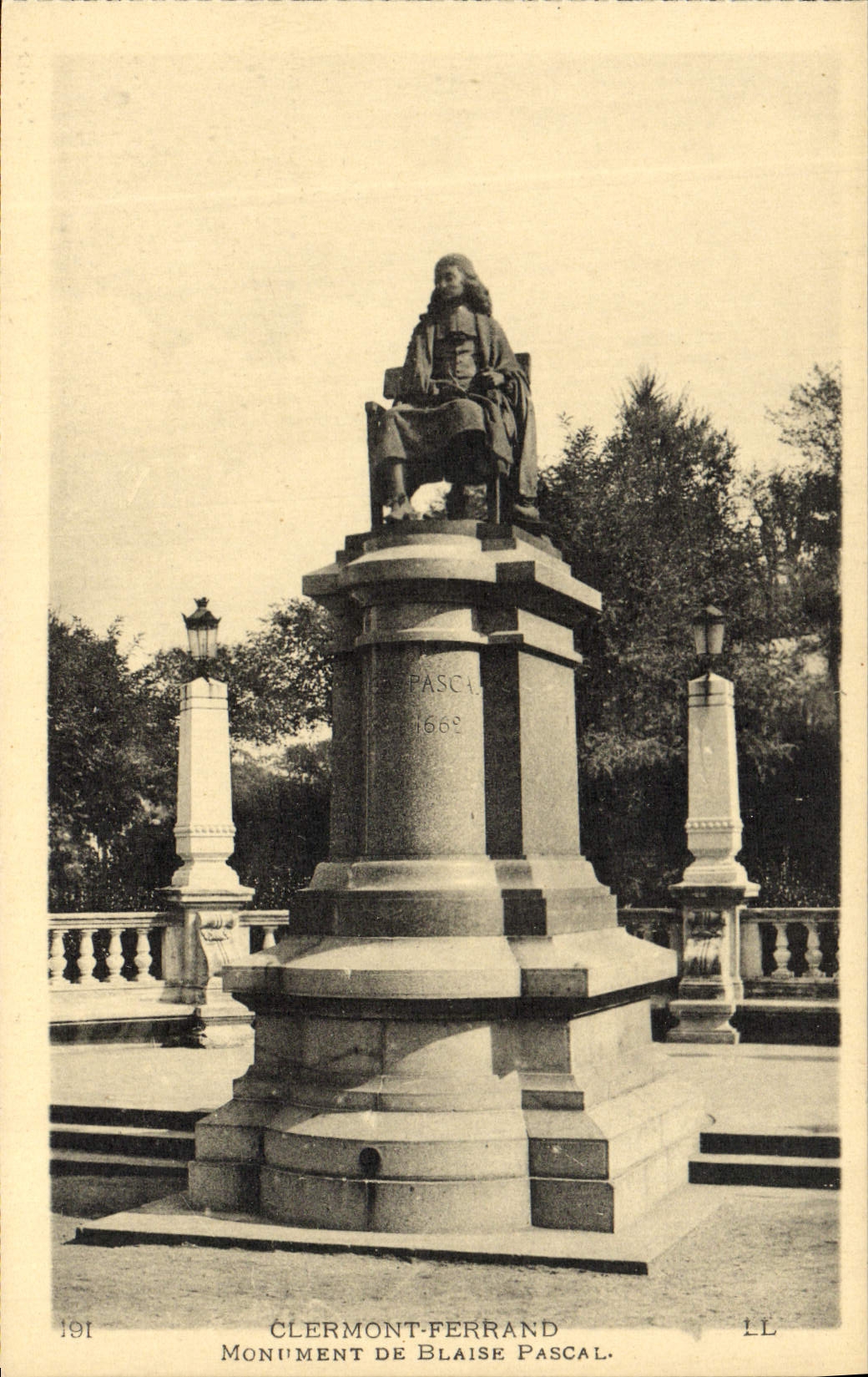 Monumento de Clermont-Ferrand de la POSTAL de la VENDIMIA de Blaise Pascal