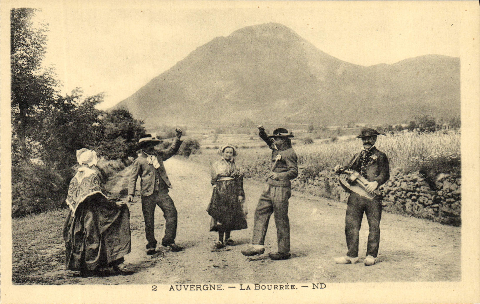 VINTAGE POSTCARD Auvergne The bourree Foklore