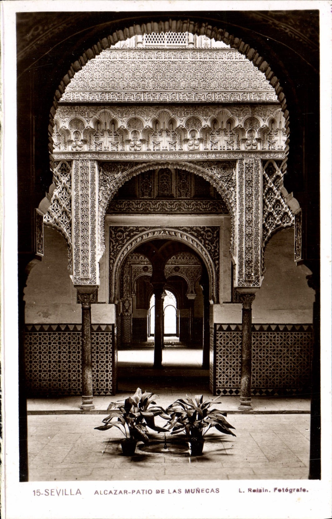 VINTAGE POSTCARD Sevilla Alcazar Patio Of Munecas