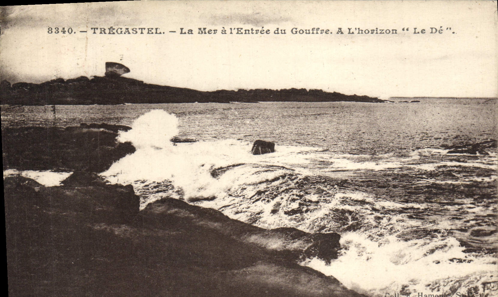 CPA Tregastel La Mer a L'Entree du Gouffre A l'horizon Le De