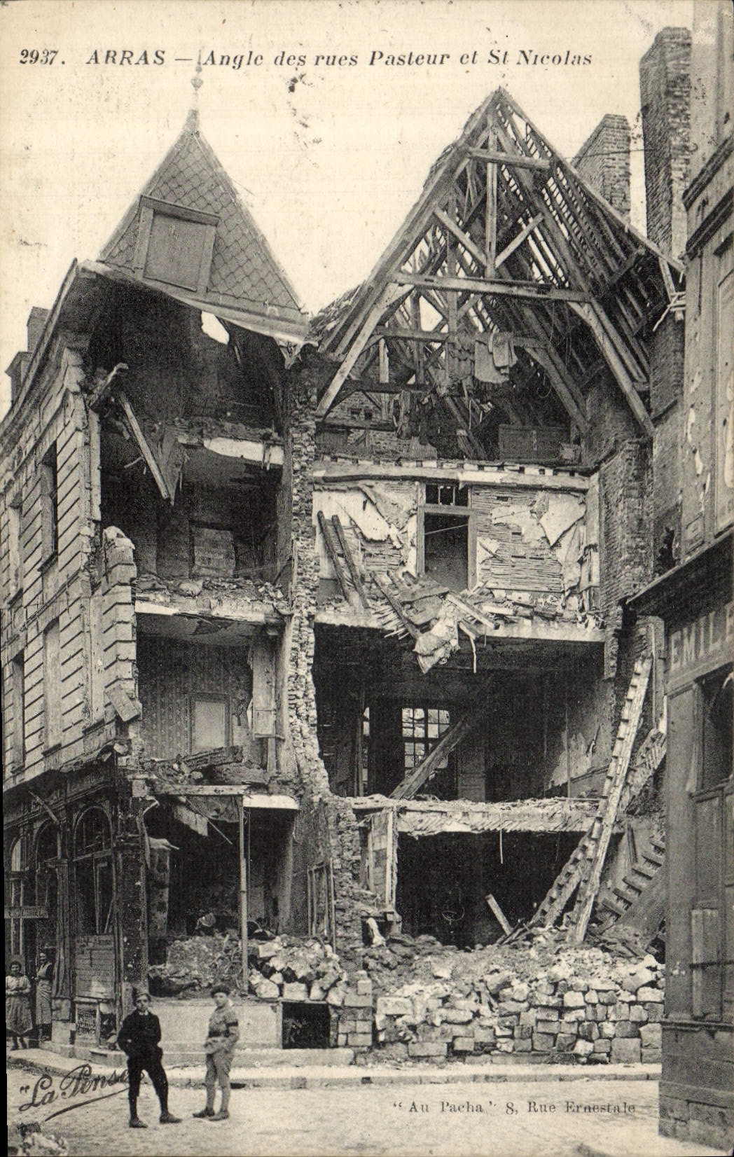 CPA Arras Angle des Rues Pasteur et St Nicolas Militaria
