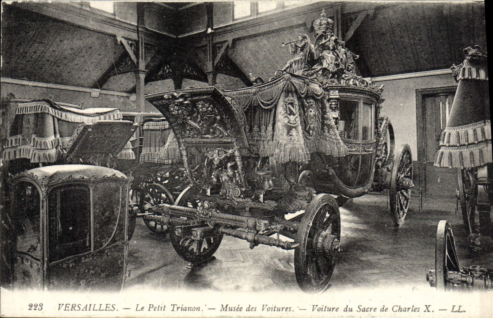 CPA Versailles Le petit Trianon Musee des voitures Voiture du sacre de Charles X