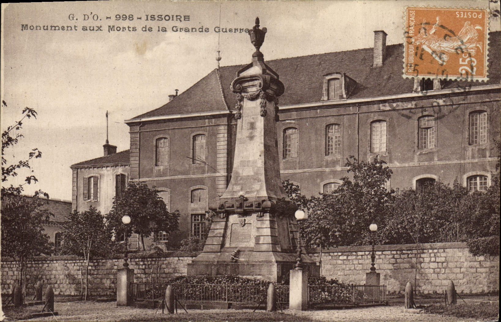 VINTAGE POSTCARD Issoire War memorial of the Militaria Great War
