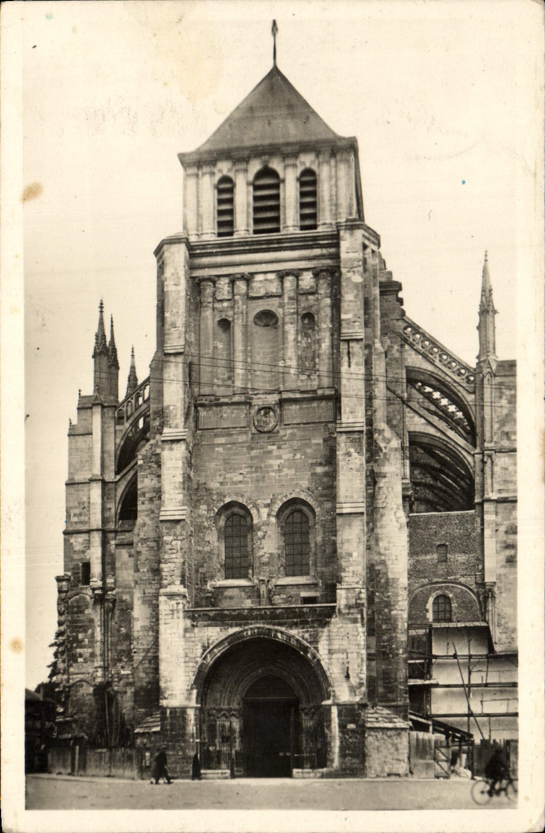 VINTAGE POSTCARD Saint Quentin the Church