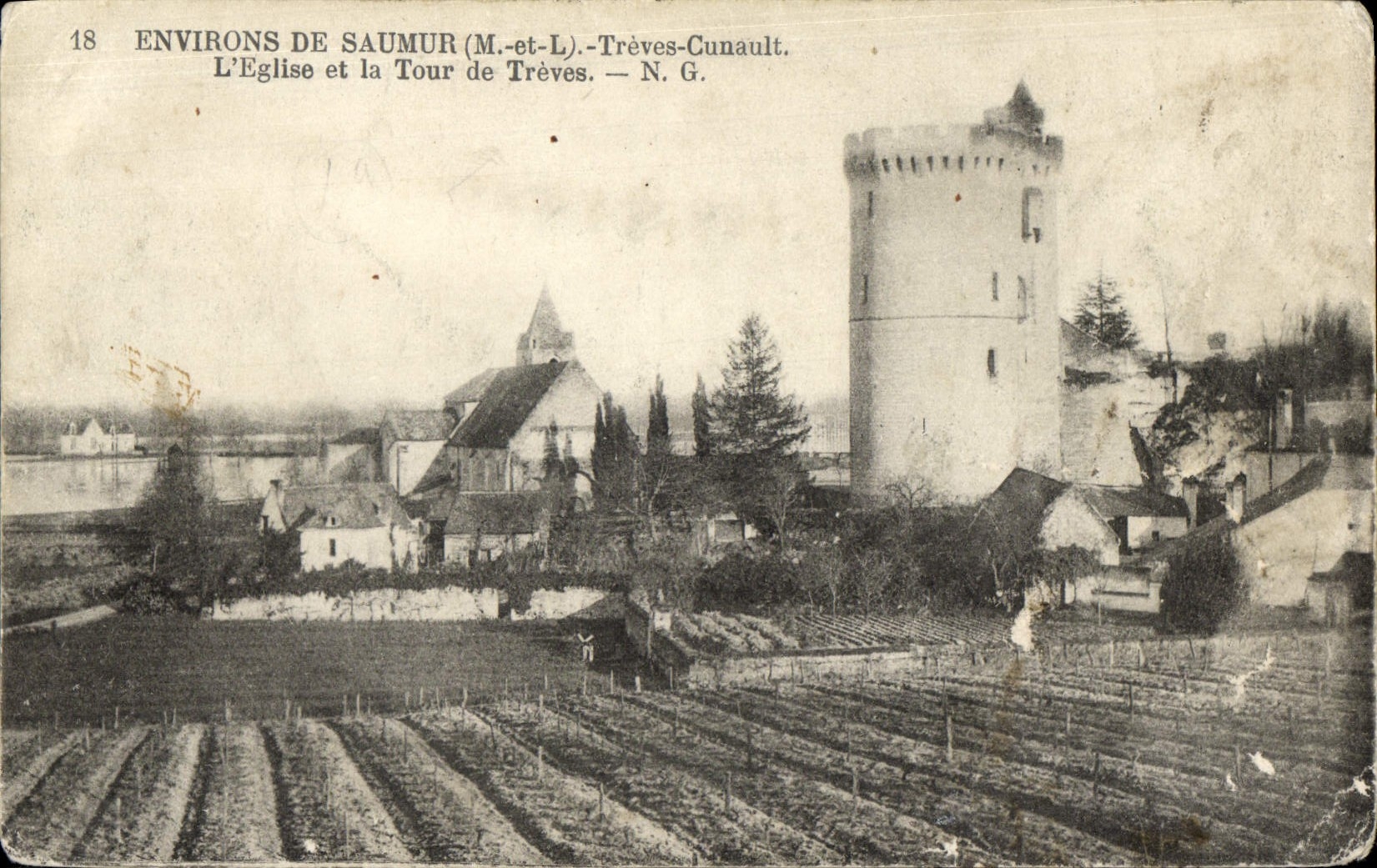CPA Environs De Saumur Treves Cunault L'Eglise et la Tour de Treves