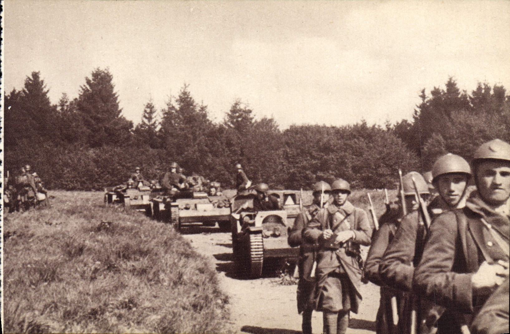 Infantería de la POSTAL de la VENDIMIA con el su tanque de Militaria de las orugas