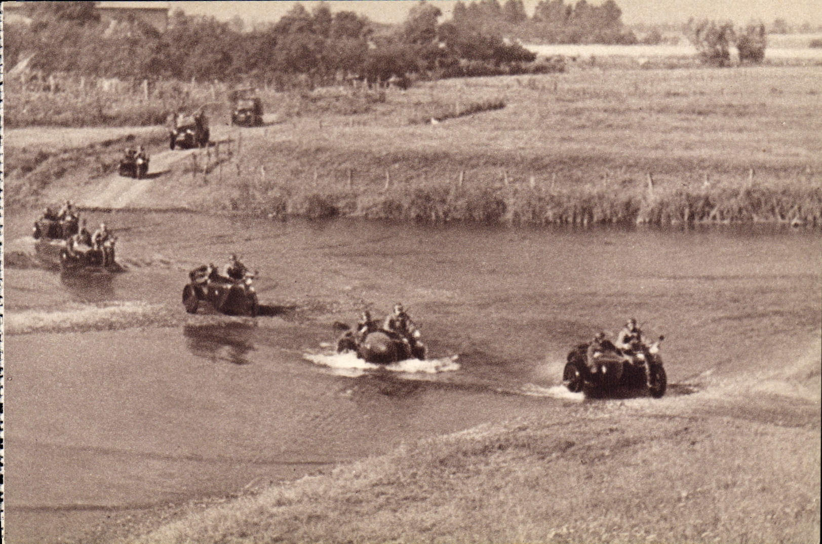CPA Peloton Moto Passant Un Gue Militaria