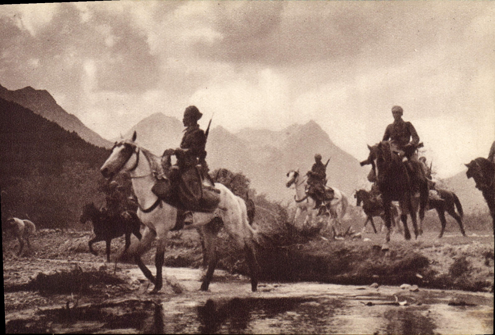 CPA Spahis En Reconnaissance Militaria Chevaux