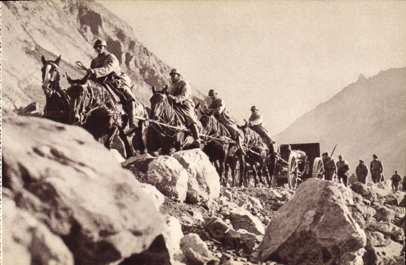 POSTAL de la VENDIMIA la búsqueda para una posición de la batería en Militaria montana