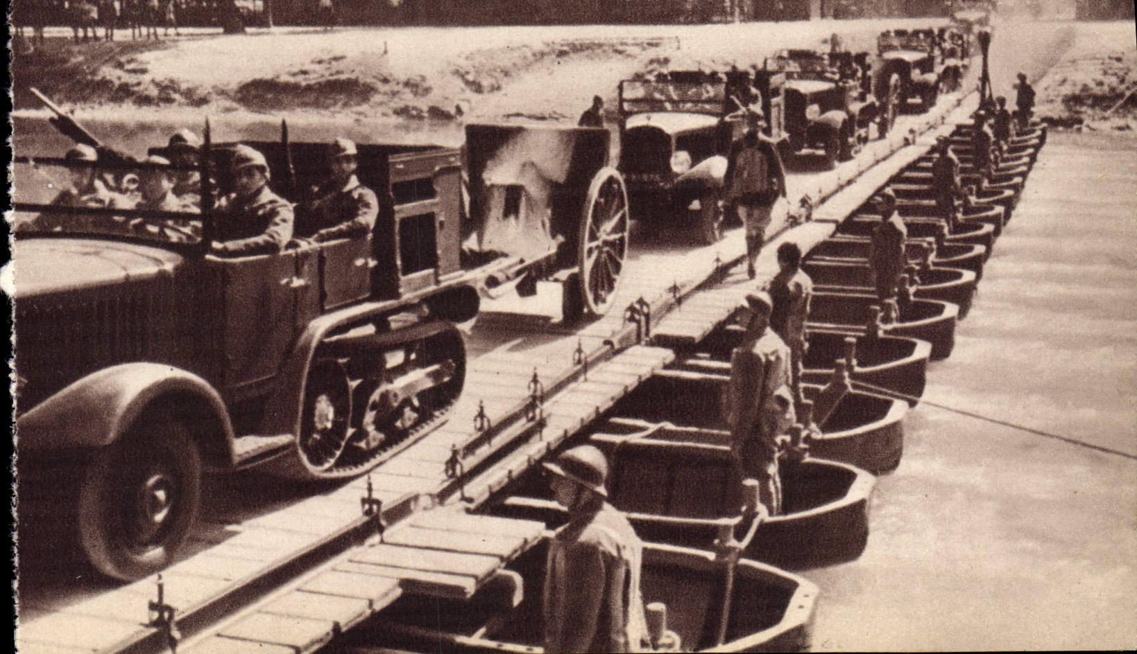 CPA Pont De Bateaux Militaria