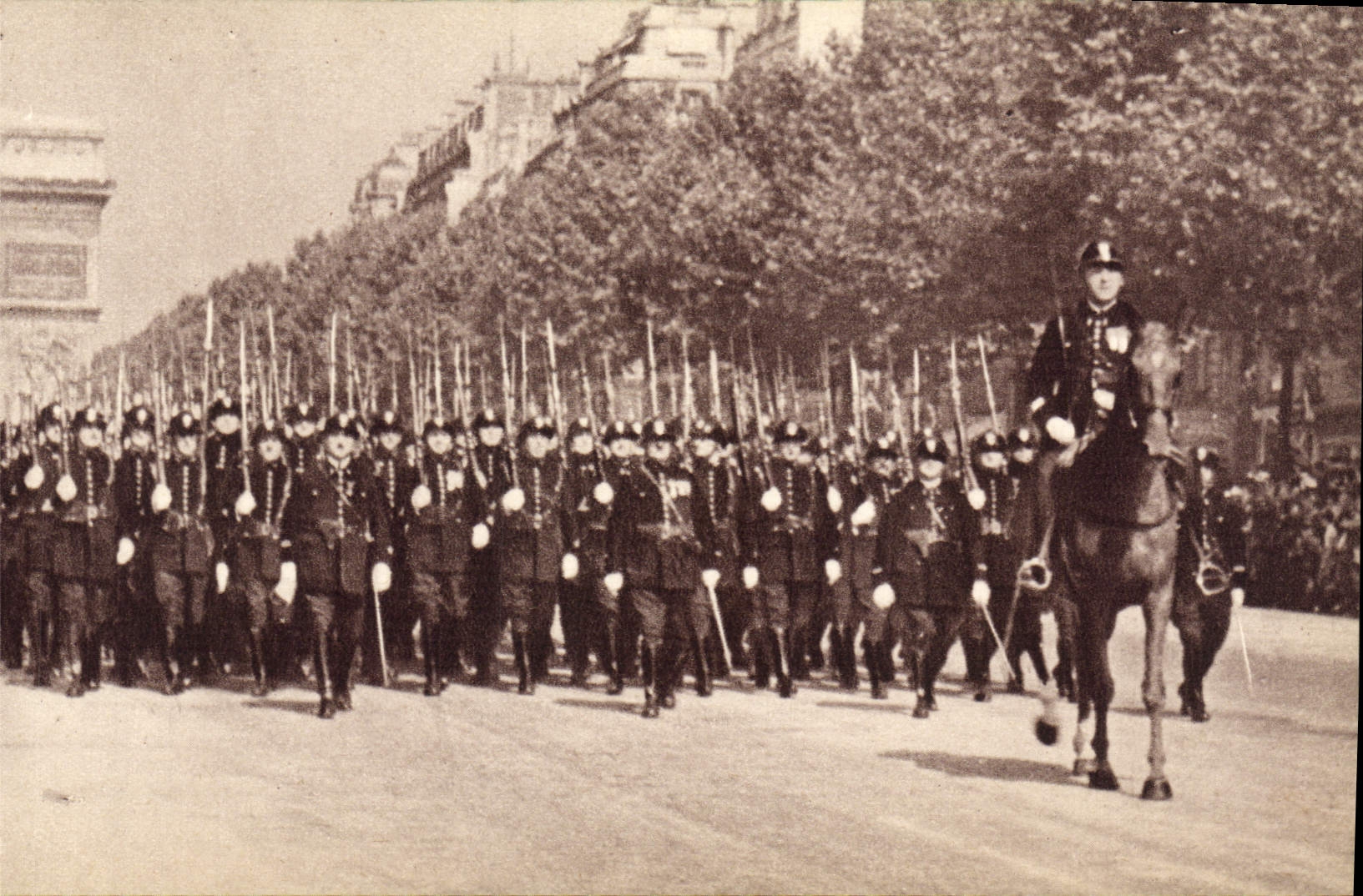 VINTAGE POSTCARD Mobile Republican guard Horses Arc de Triomphe Paris