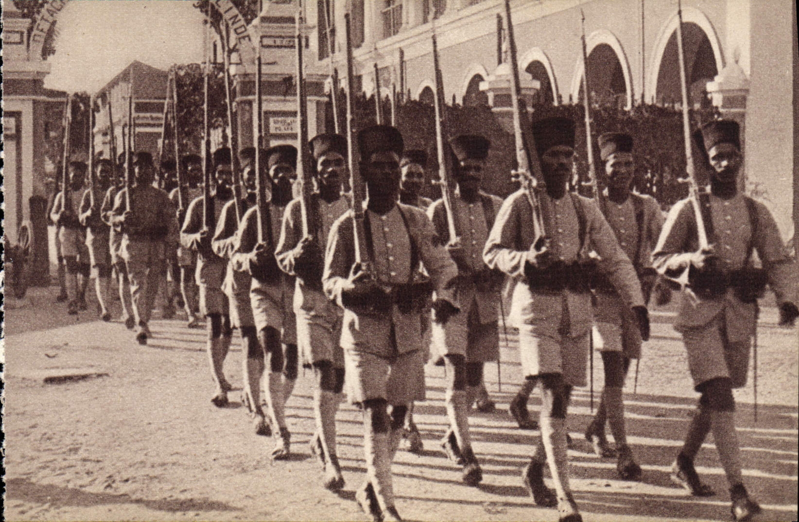CPA Troupes Coloniales Cipayes de l'Inde Militaria