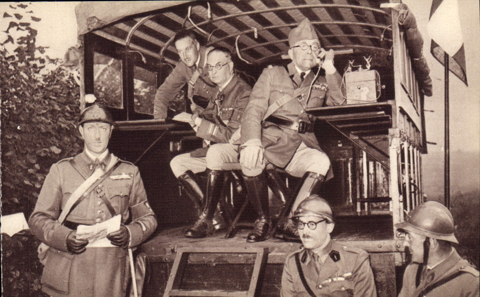 CPA Poste de Commandement aux manoeuvres Militaria