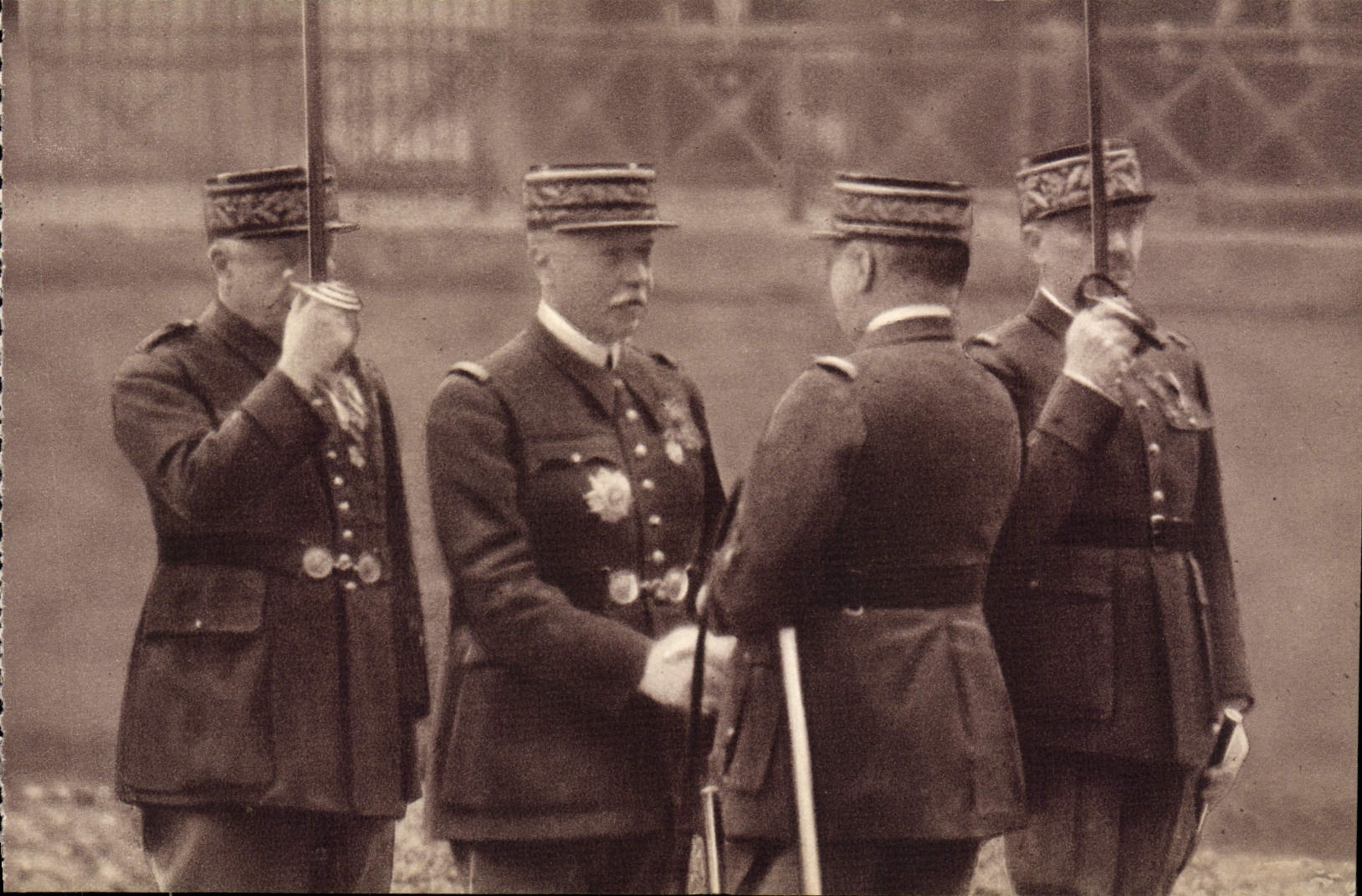 CPA Remise De Decorations Militaria