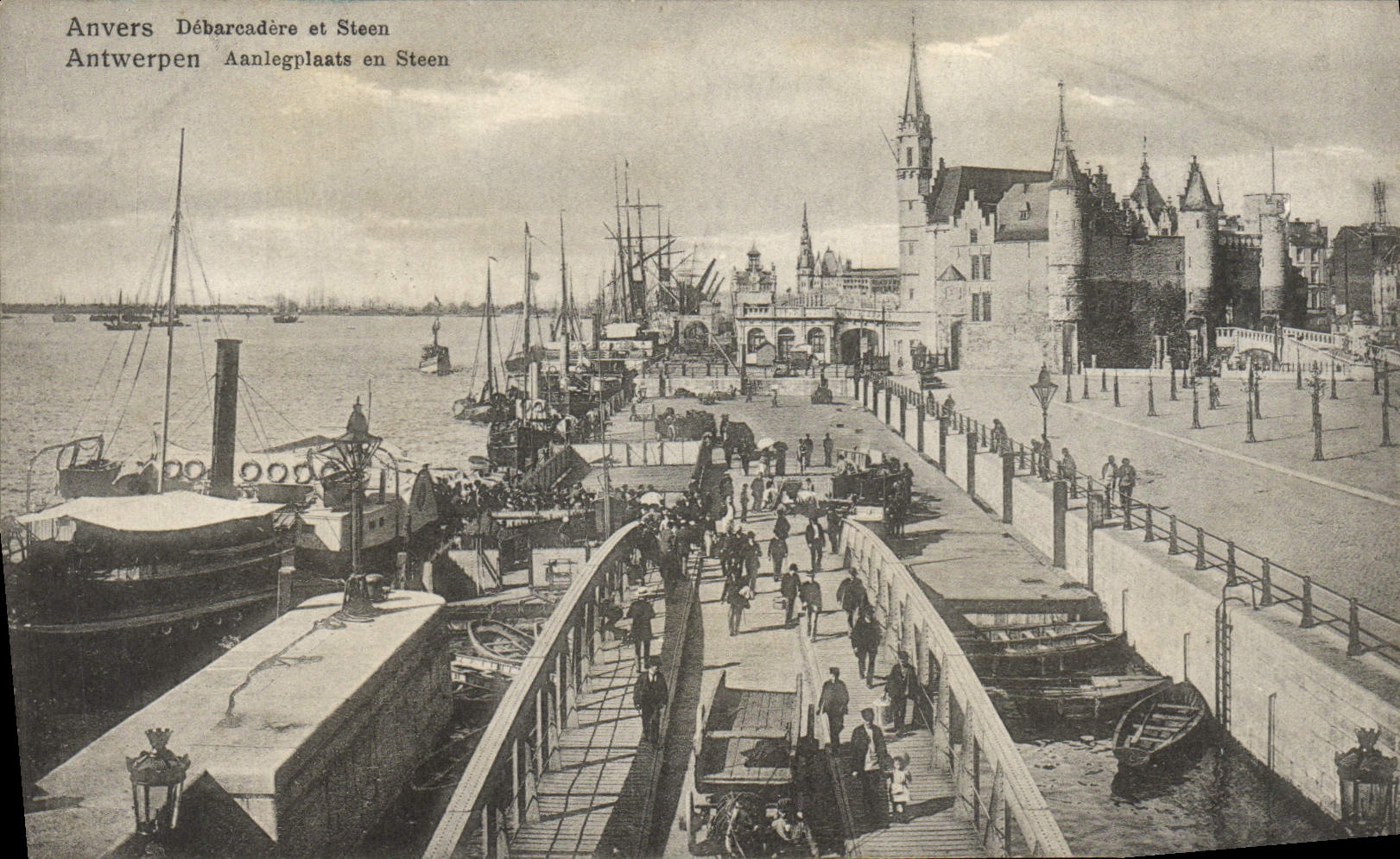 Muelle de descarga de Amberes de la POSTAL de la VENDIMIA y barco de Steen
