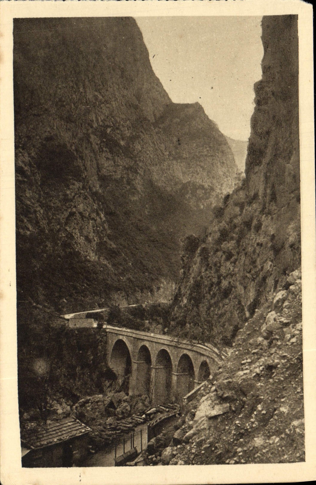 Catarata de la POSTAL de la VENDIMIA del EL Akra de Chabet el puente y el esquina-pedazo del metal de la casa
