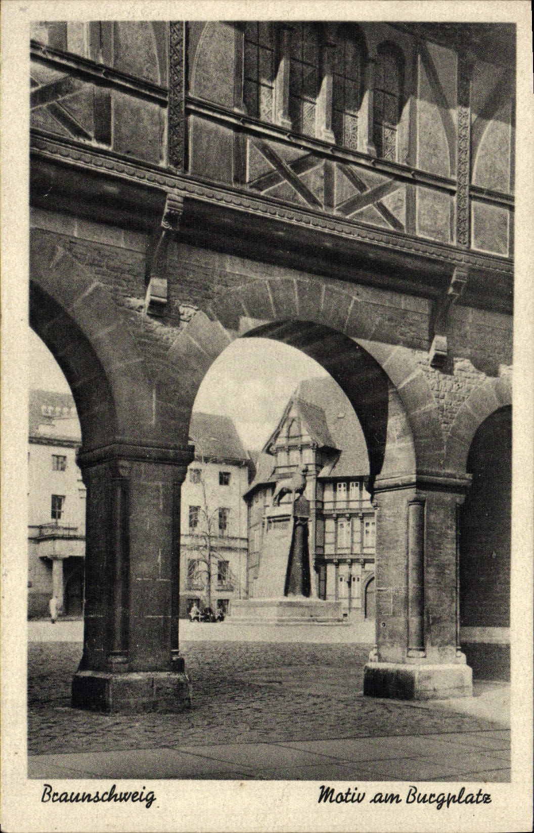 VINTAGE POSTCARD Braunschweig Motiv Am Burgplatz